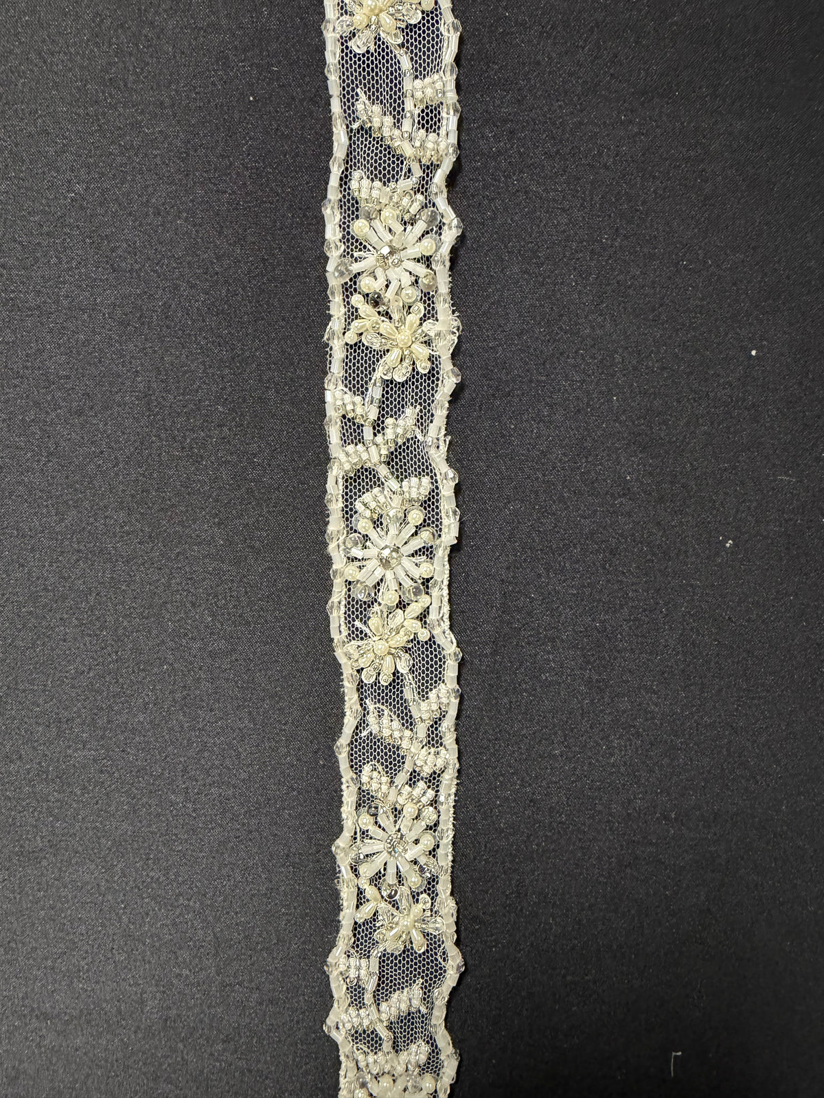 Elfenbeinperlenstickerei mit Paillettenrand - T166