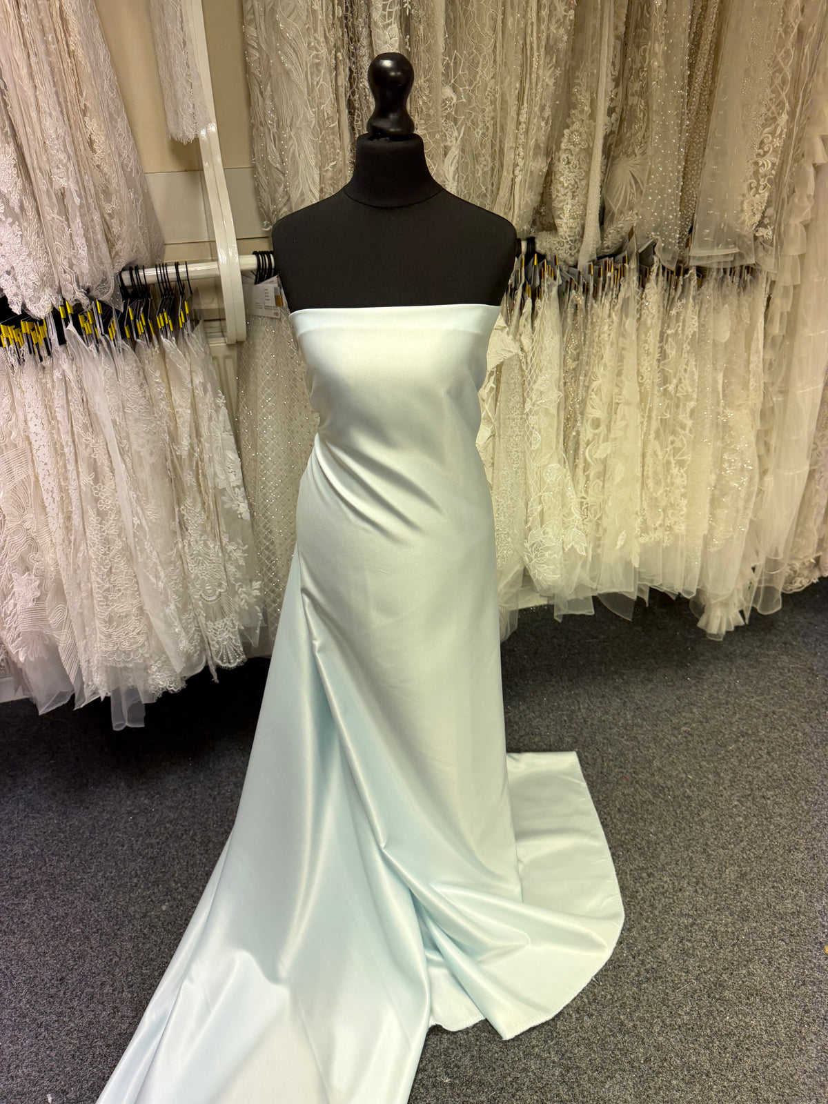 Eisblauer, leichter Duchess-Satin aus Polyester - P44