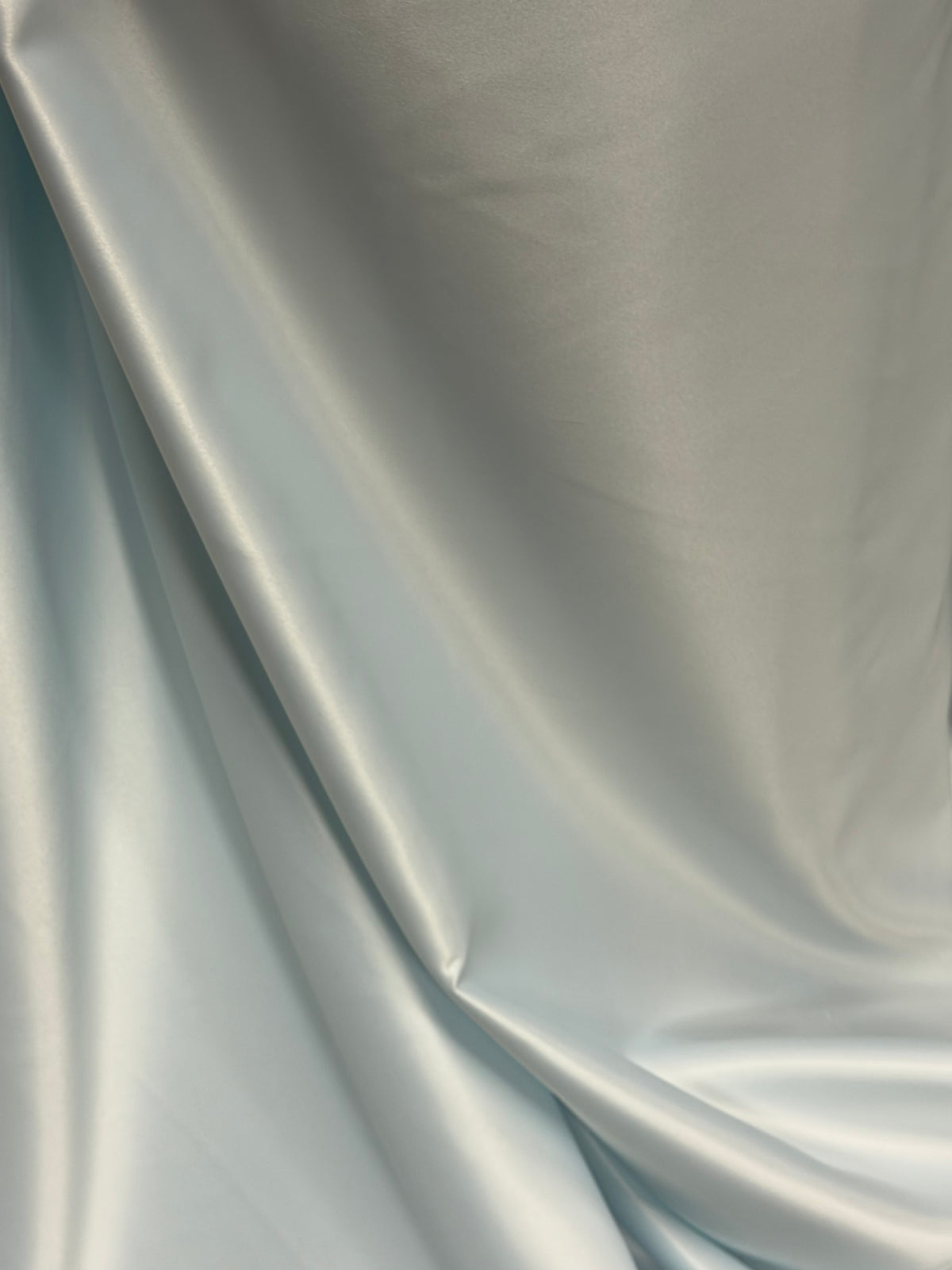 Eisblauer, leichter Duchess-Satin aus Polyester - P44