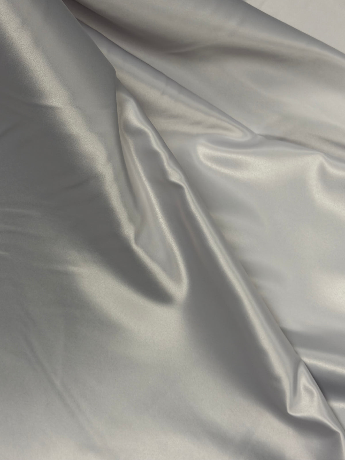 Silberner, leichter Duchess-Satin aus Polyester - P44