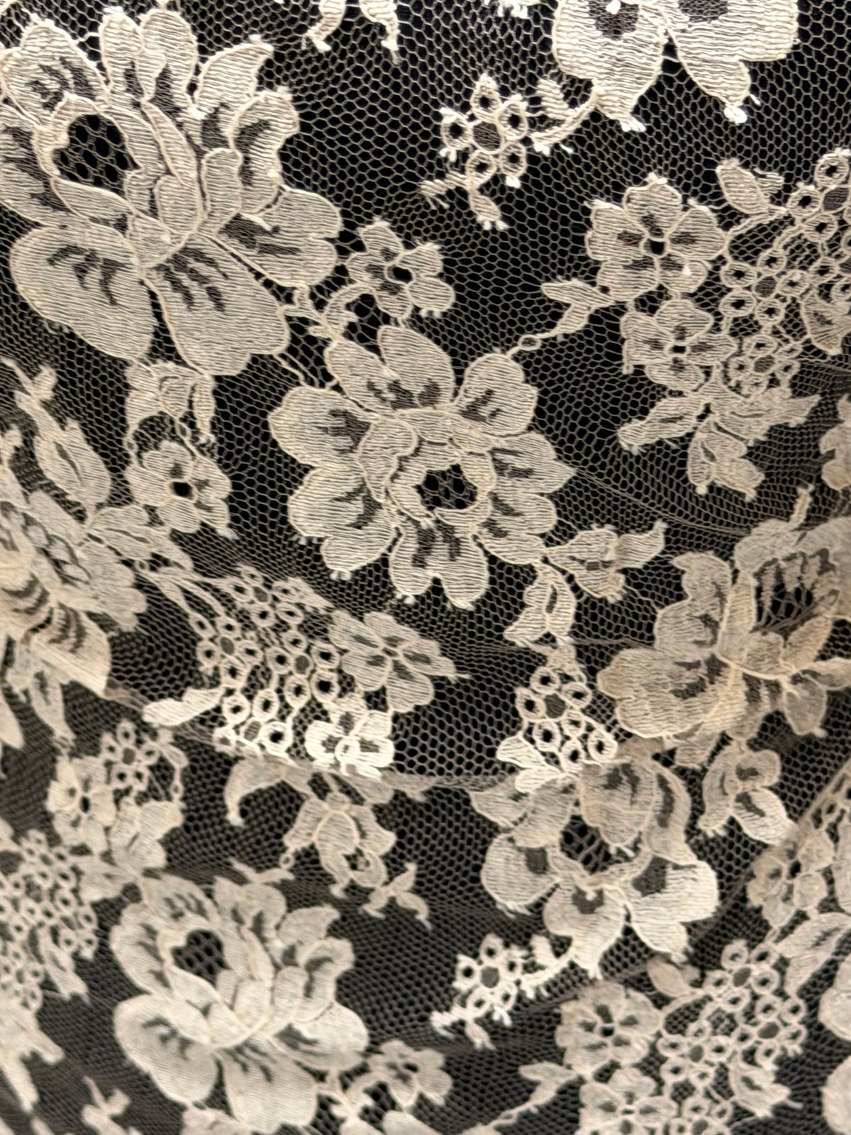 Antike Rosen-Chantilly-Spitze – P305 (90cm)