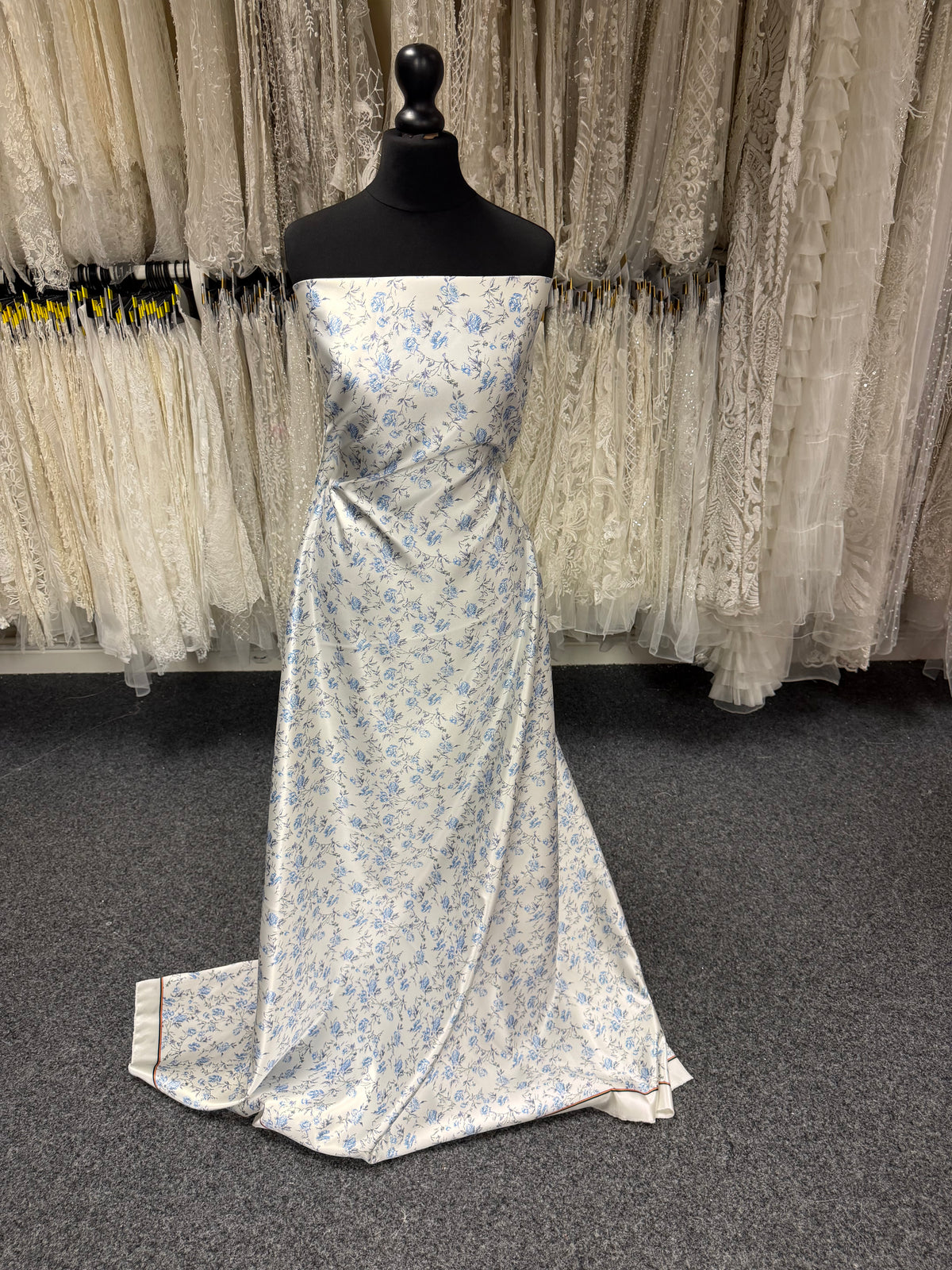 Elfenbein/Blau bedruckter Satin – PR1004
