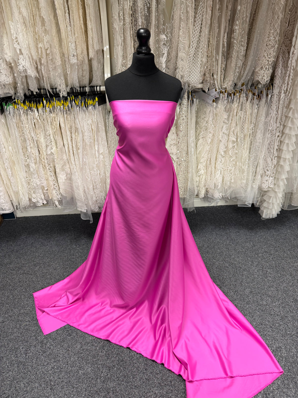Kirschroter Polyestersatin – majestätisch