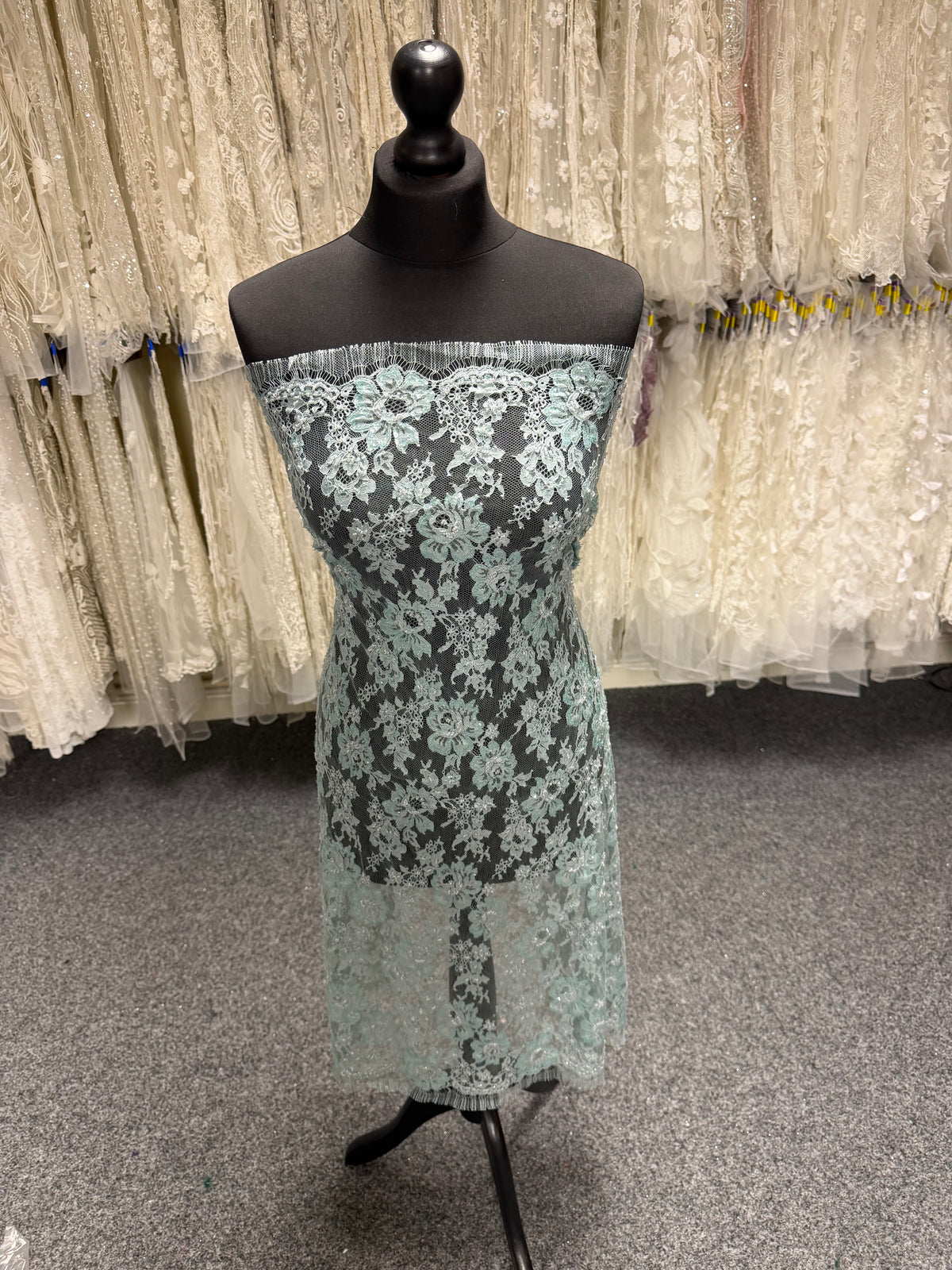 Enten-eibluefarbene, perlenbesetzte Chantilly-Spitze - P360