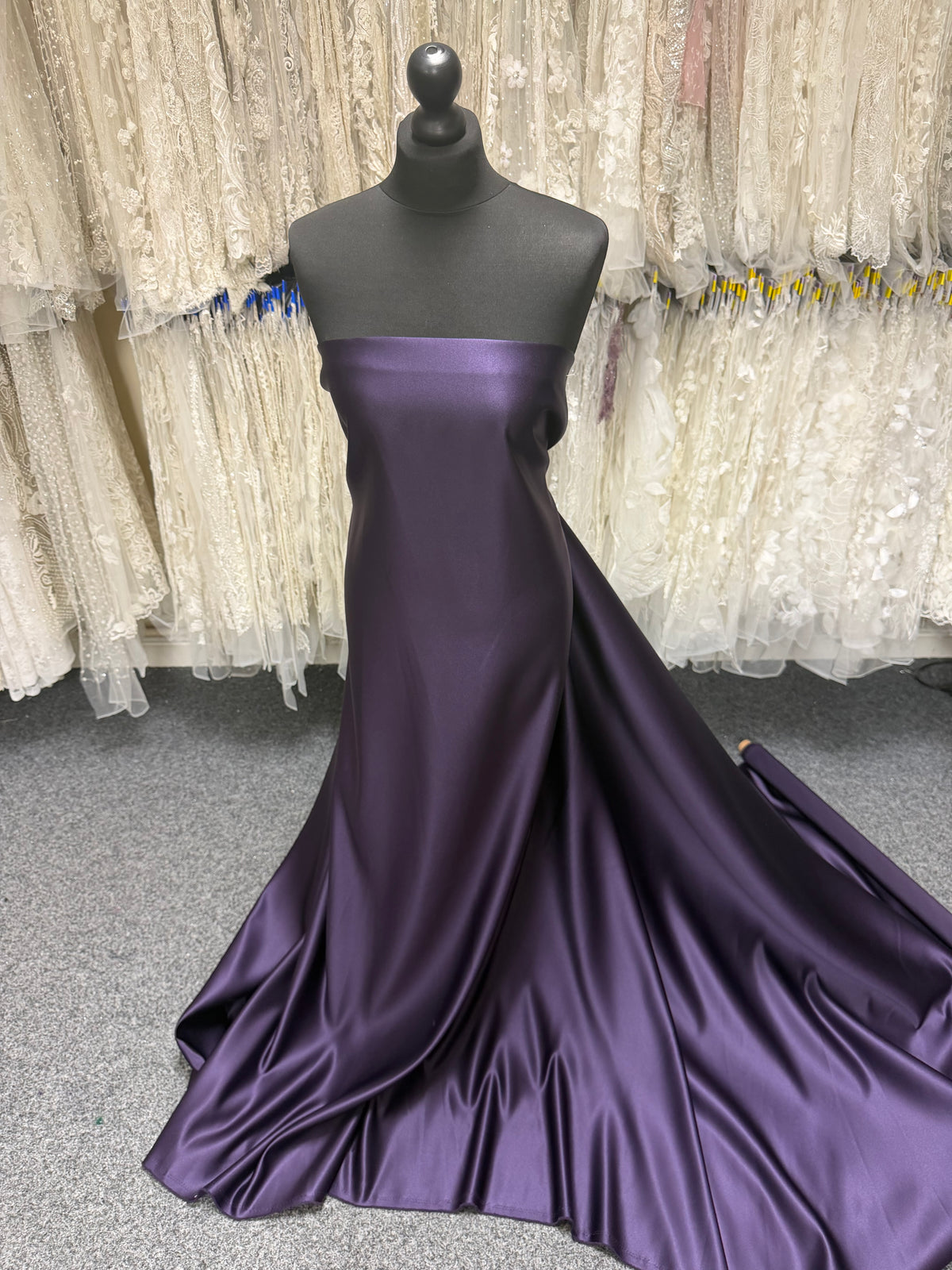 Amethystfarbener Polyester-Duchesse-Satin – Contessa