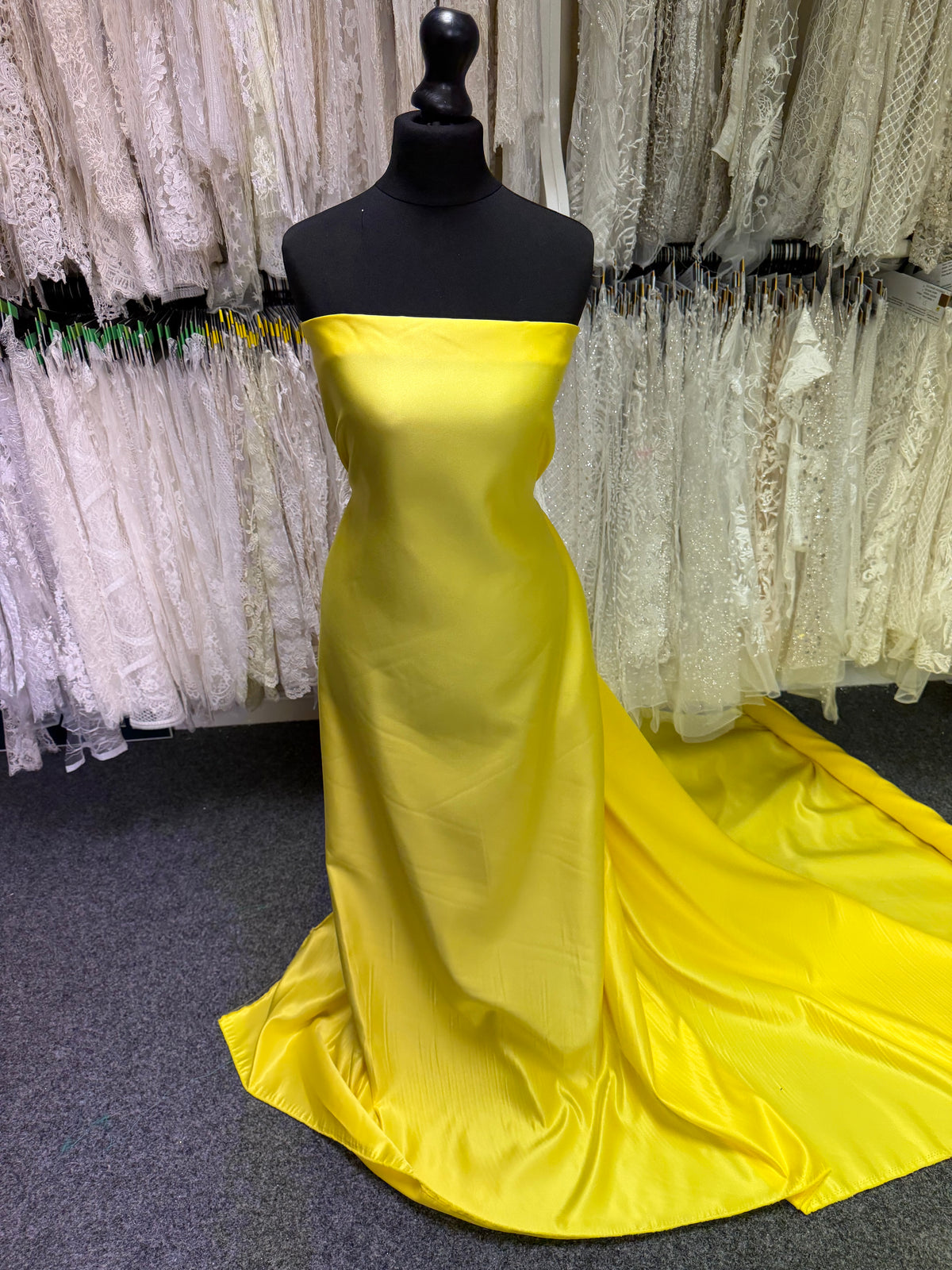 Zitronengelber Polyestersatin – majestätisch