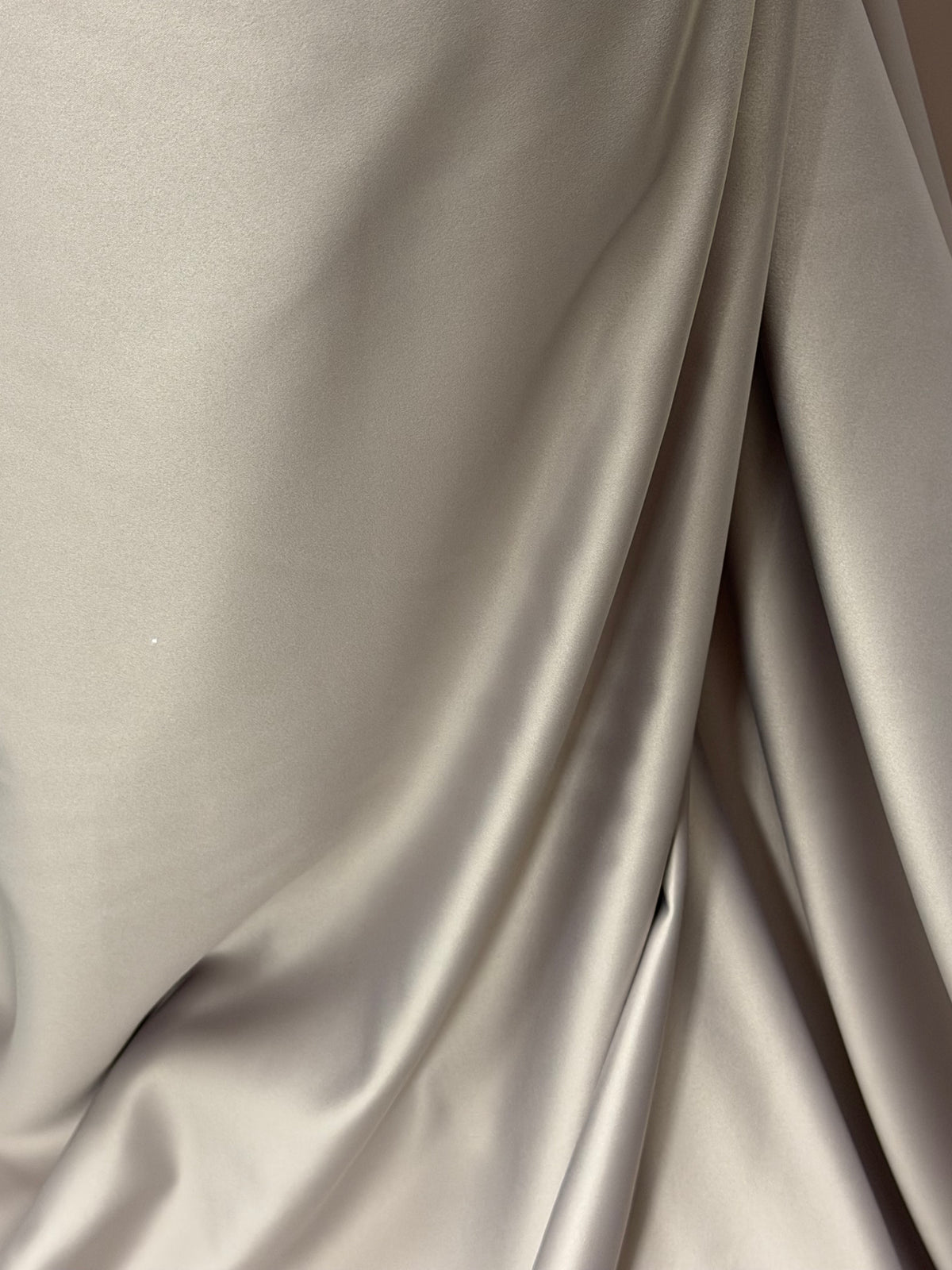 Austernfarbener Polyester-Satin – Majestätisch