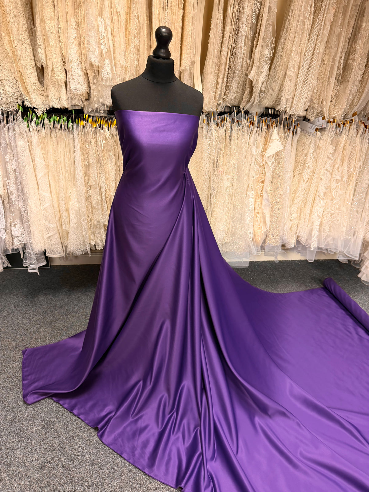 Lila Polyestersatin – majestätisch