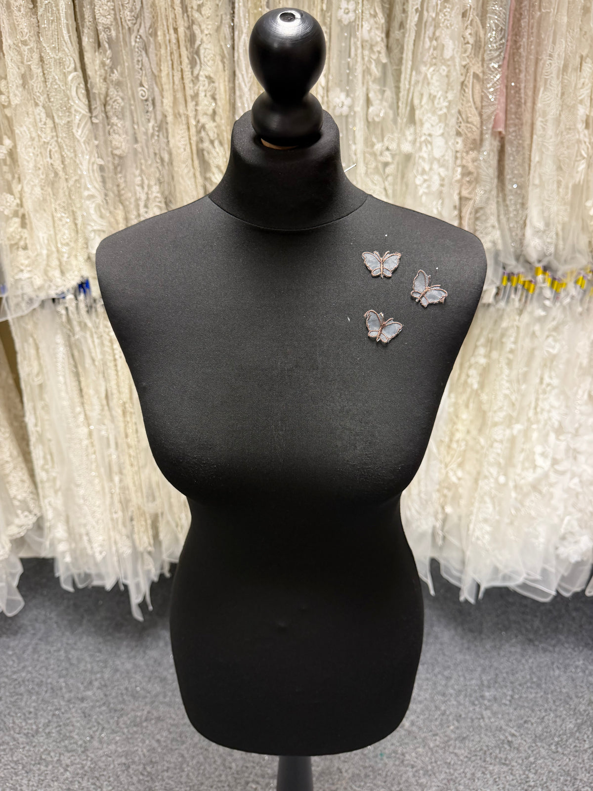 Schmetterlingsapplikation in Mittelkakao - M1