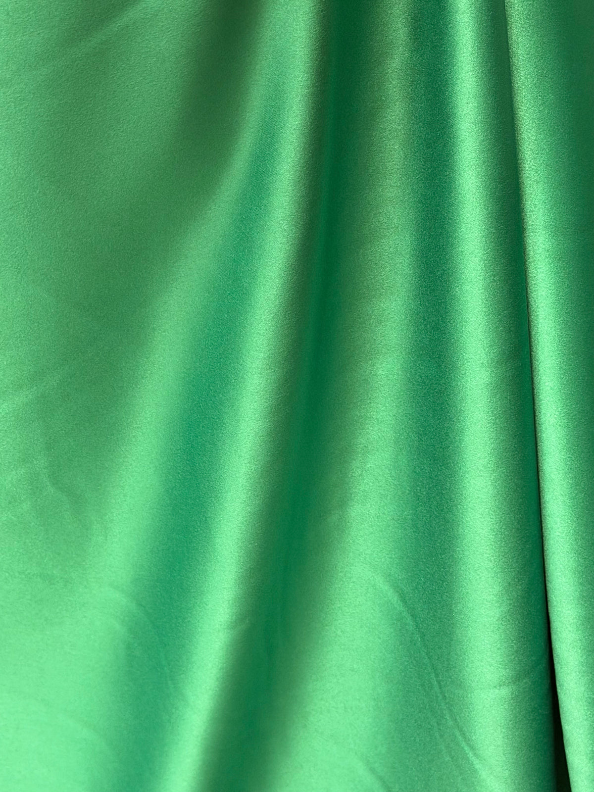 Smaragdgrüner Polyestersatin – majestätisch