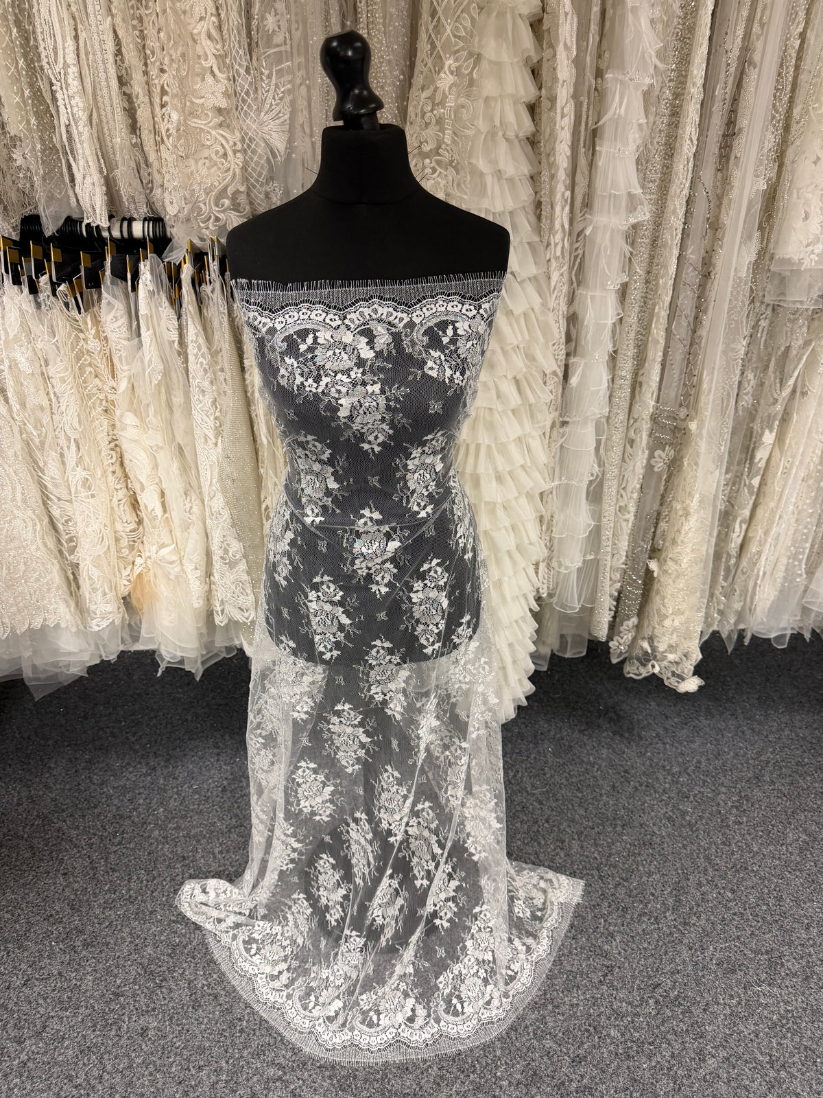 Elfenbein & Silber Chantilly-Spitze - P186