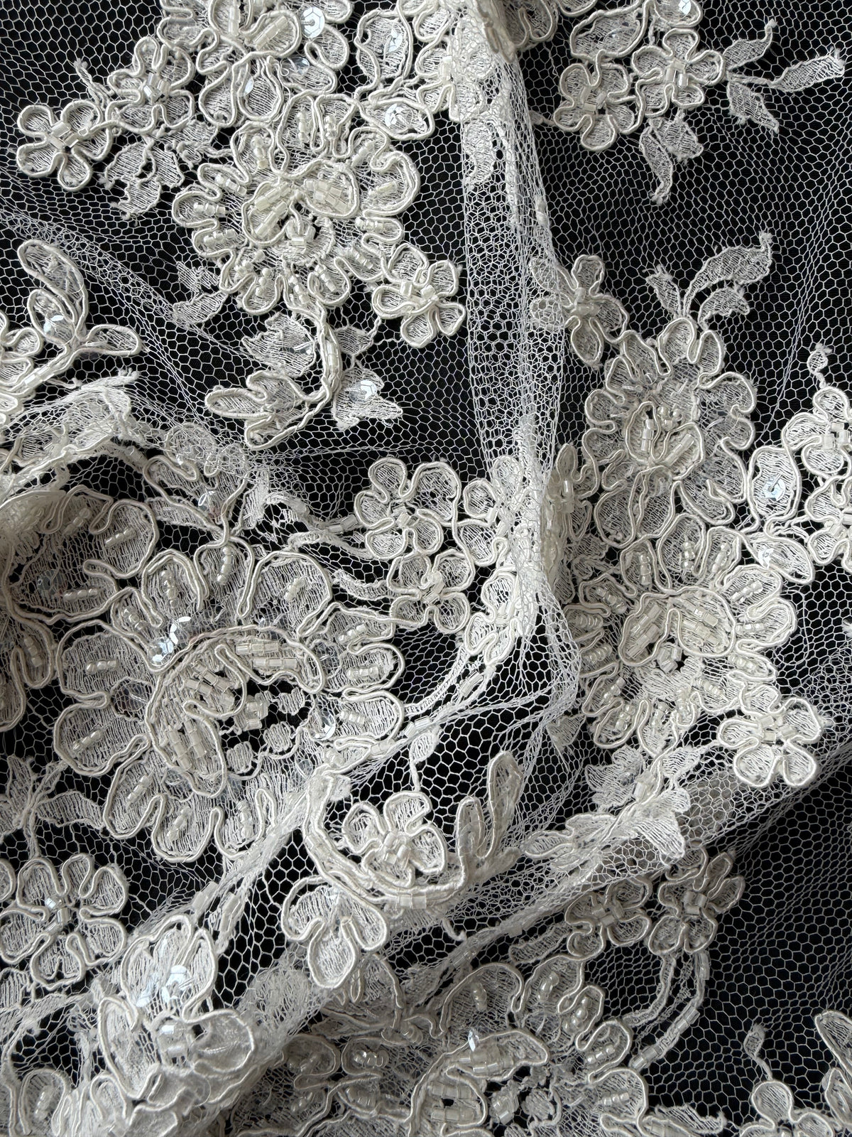 Elfenbeinfarbene, bestickte und perlenbesetzte Chantilly-Spitze – P238