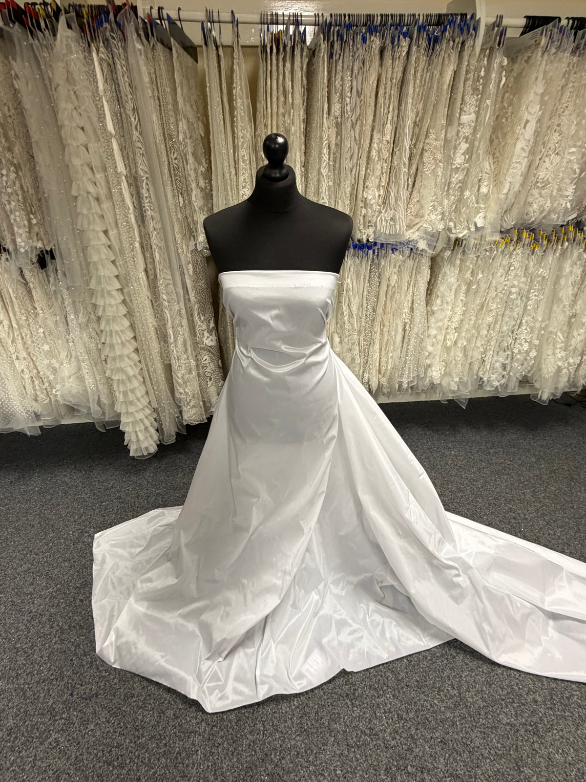Weißer Polyester-Taft – Eleganz