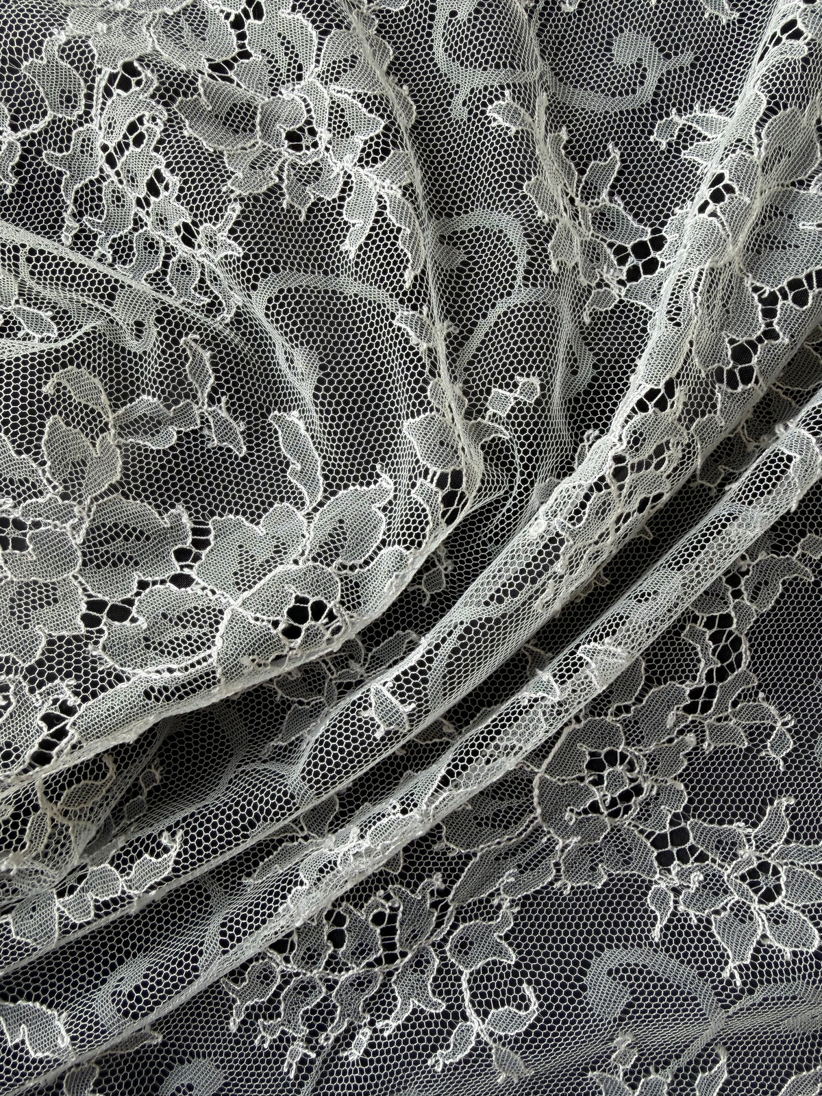 Elfenbeinfarbene Chantilly-Spitze - P301