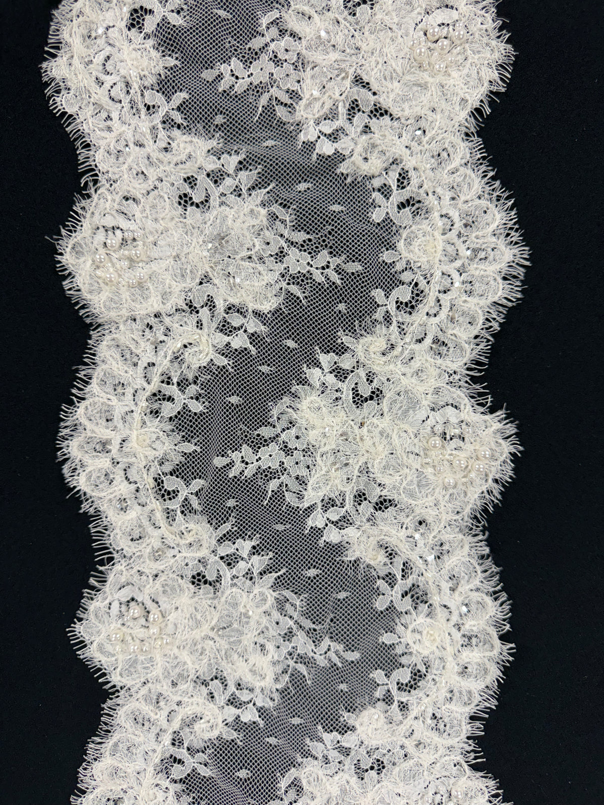 Elfenbeinfarbene Spitzenborte mit Rüschen, Perlen und Pailletten - T625