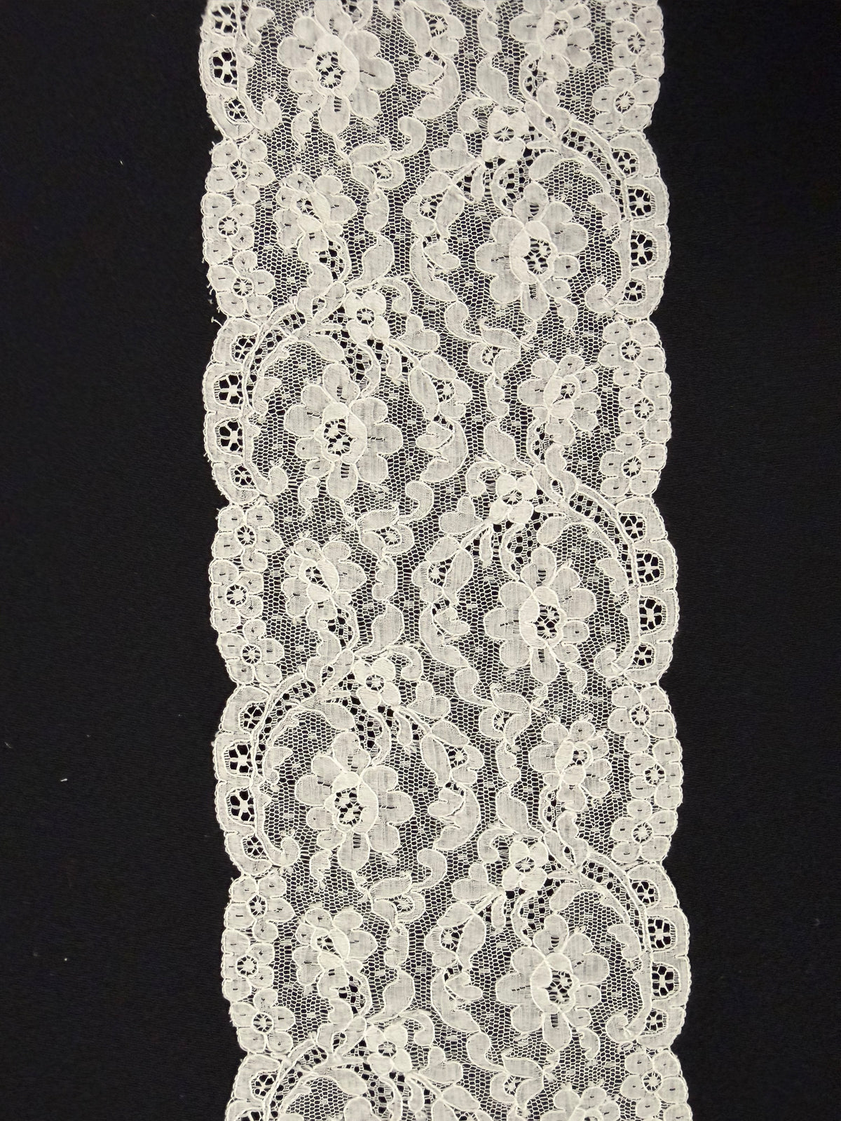 Elfenbeinfarbene Alençon-Spitzenborte - T558