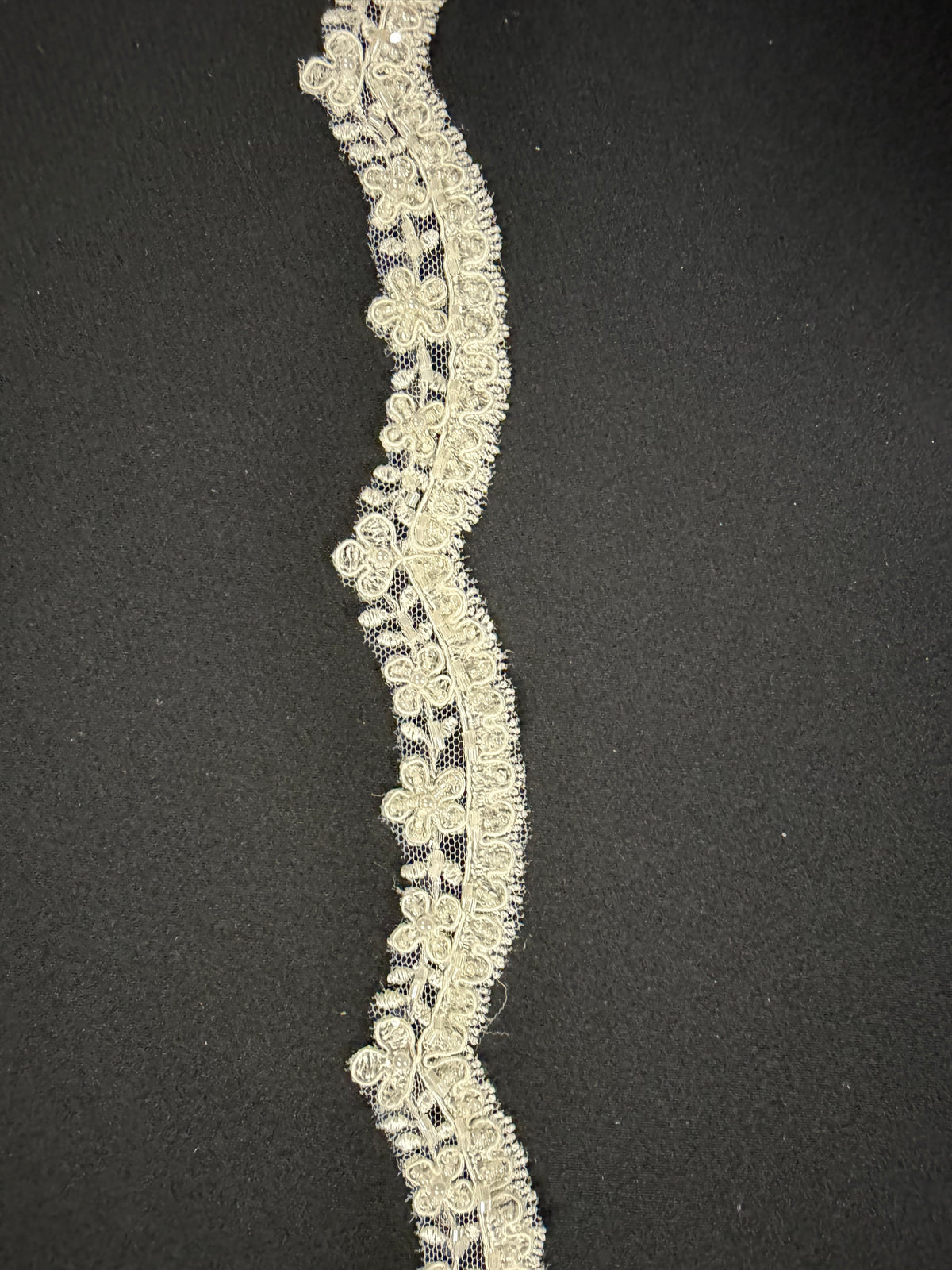 Elfenbeinfarbene, kordierte Borte mit Perlen- und Paillettenbesatz - T664