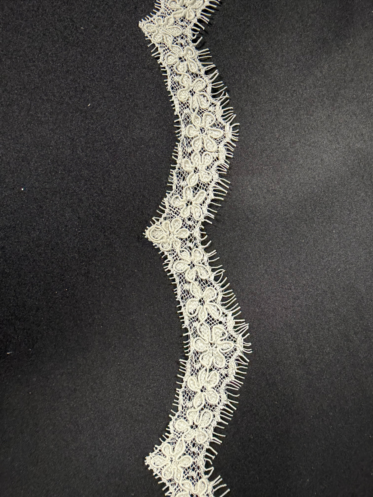 Elfenbeinfarbene Kordelspitze - T683