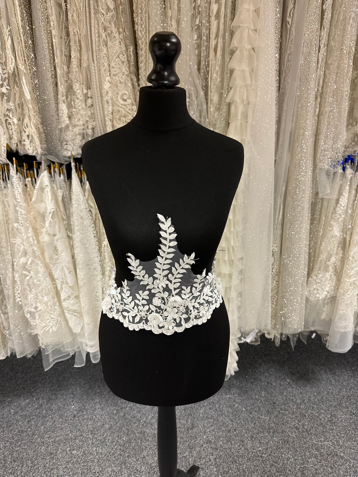 Elfenbeinfarbene Laserspitzenborte - T 1011 (CF)