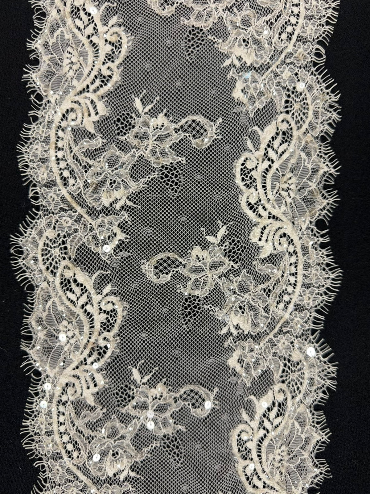 Elfenbeinfarbene Paillettenborte - T374
