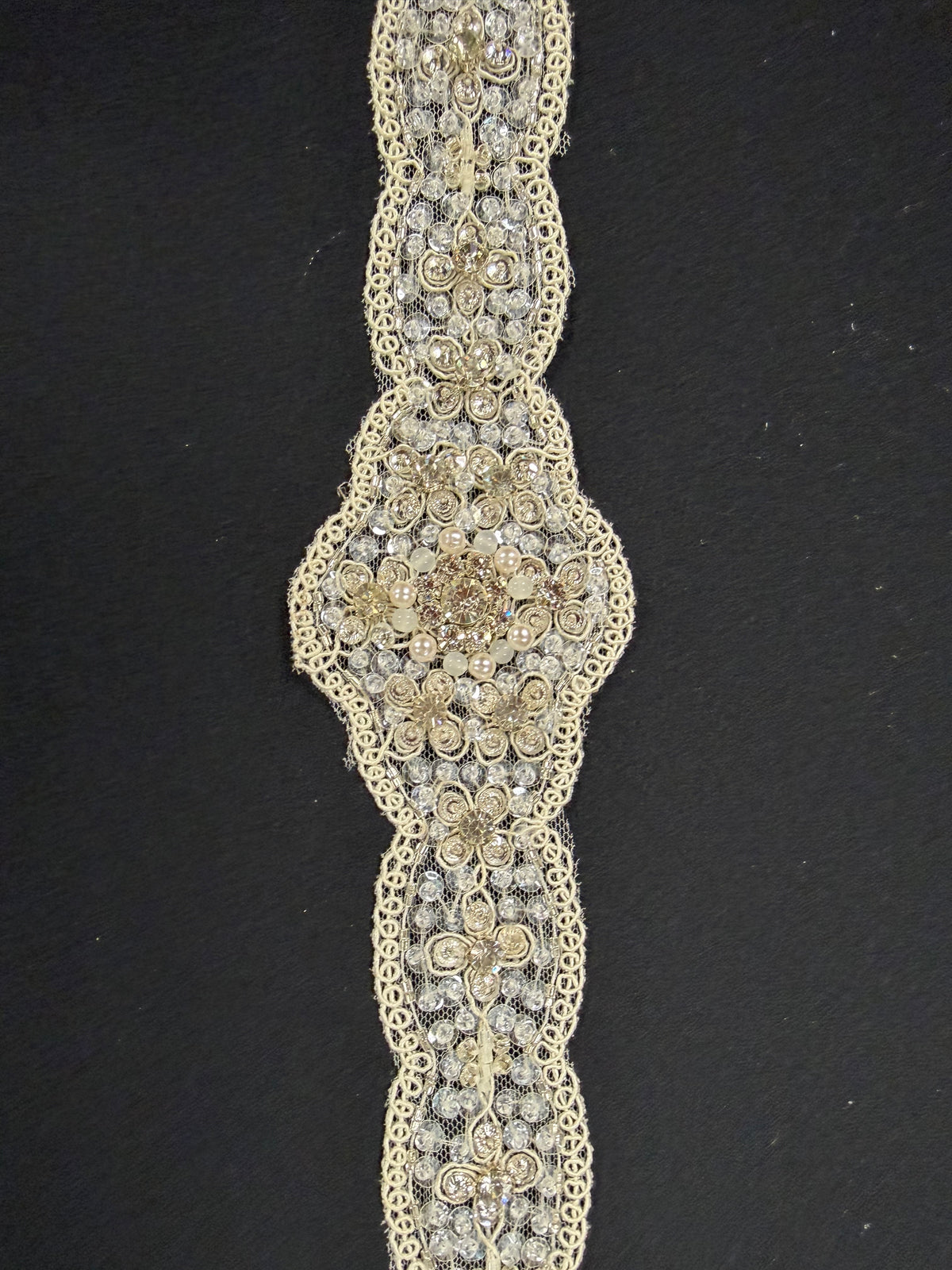 Kristall/Elfenbein/Silber schwer perlenbesetzte Kristall-Paillettenborte - T228