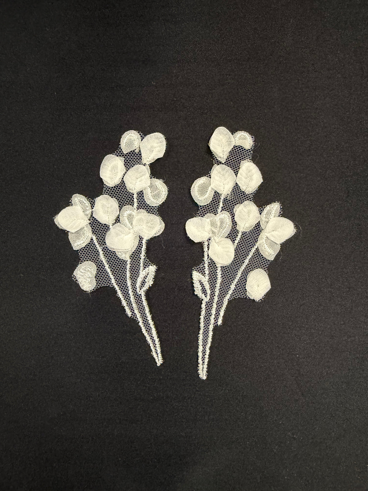 Elfenbeinfarbene, verzierte Spitzenapplikationen – MT8006
