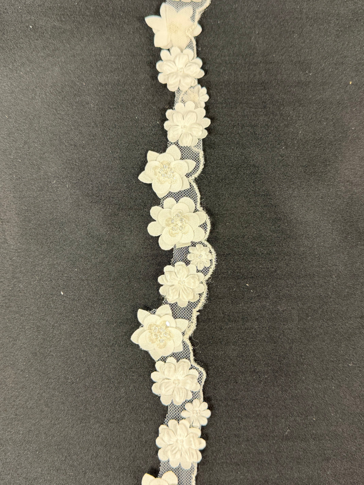 Elfenbeinfarbene 3D-Blütenspitzenborte – T888