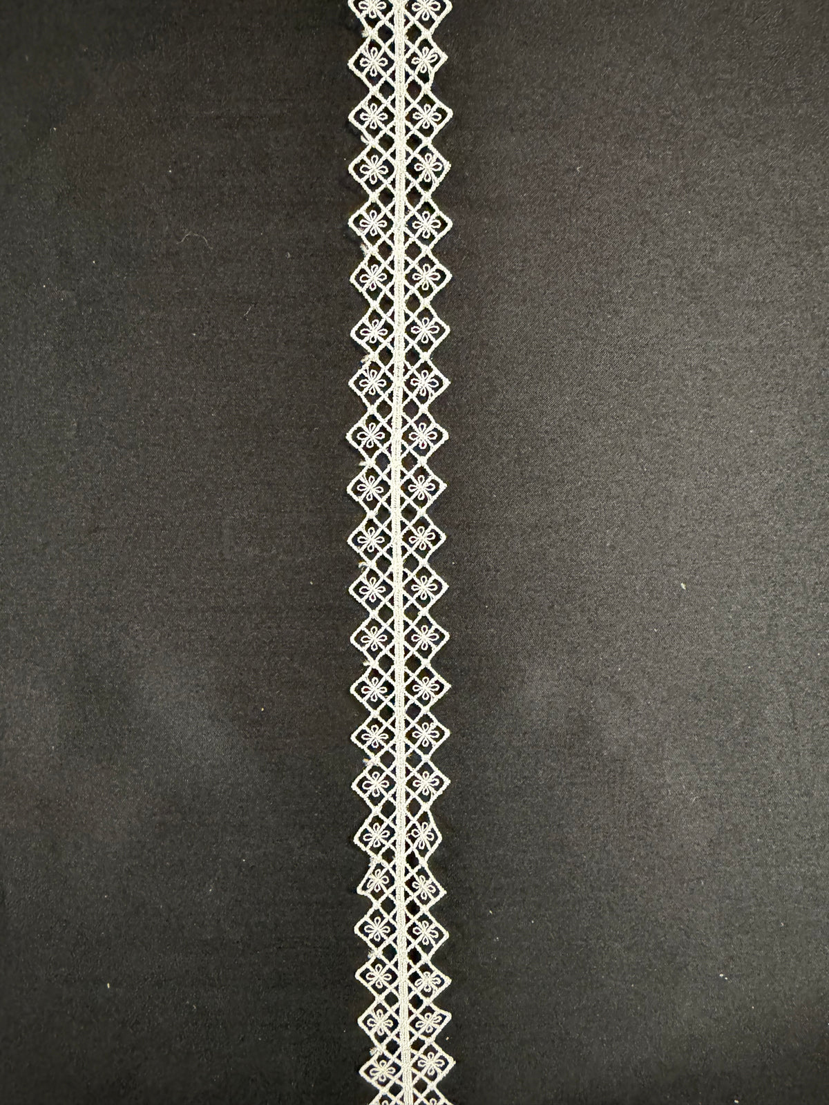 Elfenbeinfarbene bestickte Spitzenborte - T936