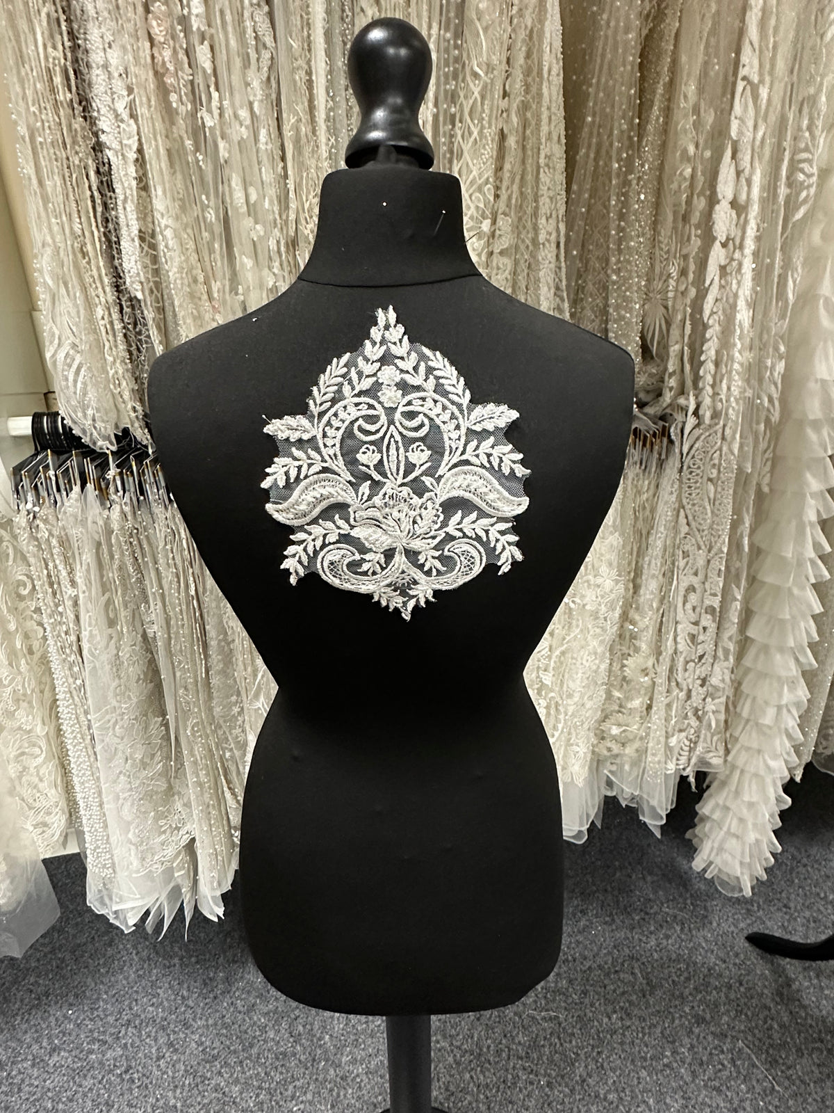 Elfenbeinfarbene Perlenspitzenapplikation – Anarchie