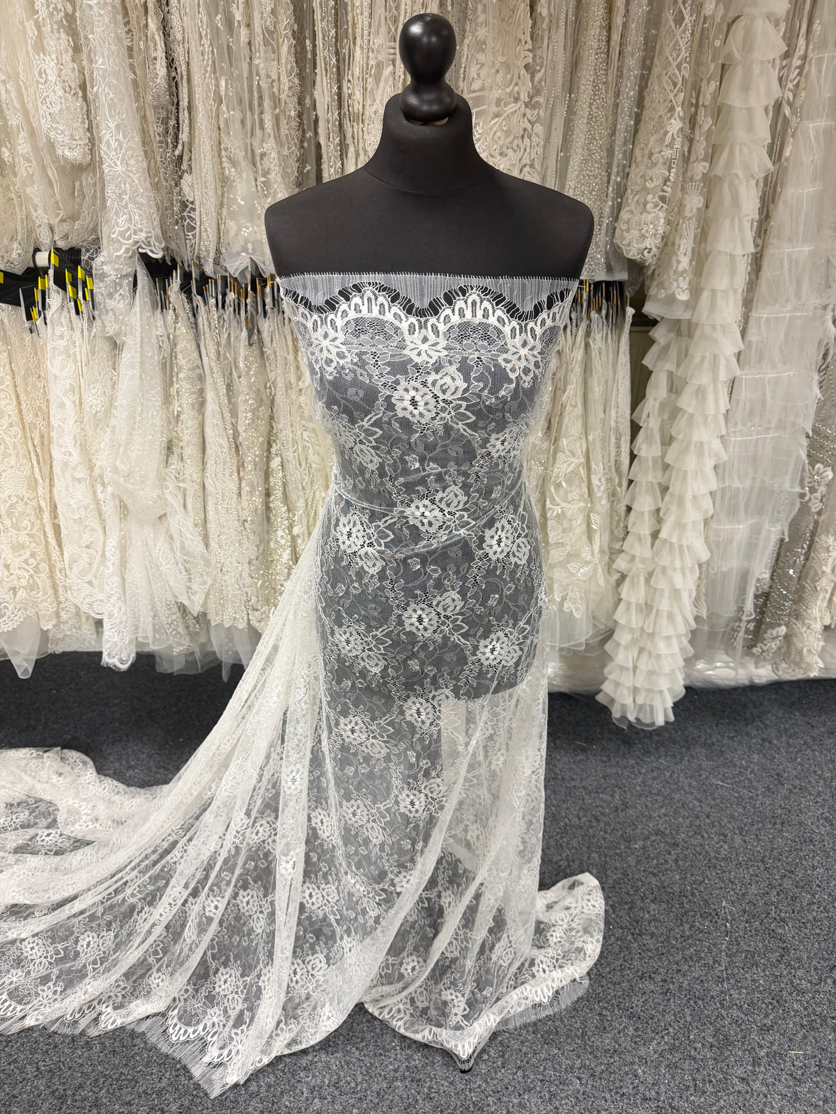 Ivory Chantilly Lace - P726