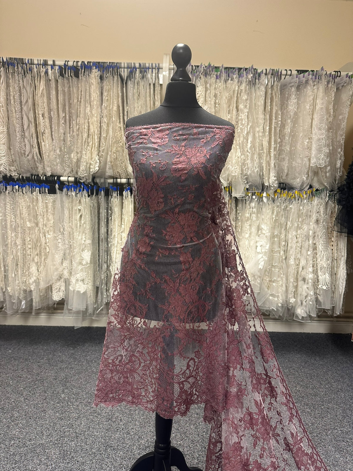 Pflaumenfarbene Chantilly-Spitze – Kate