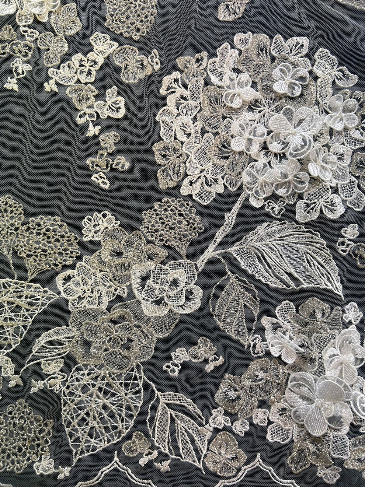 Elfenbein mit silberbestickter Spitze – Illaria