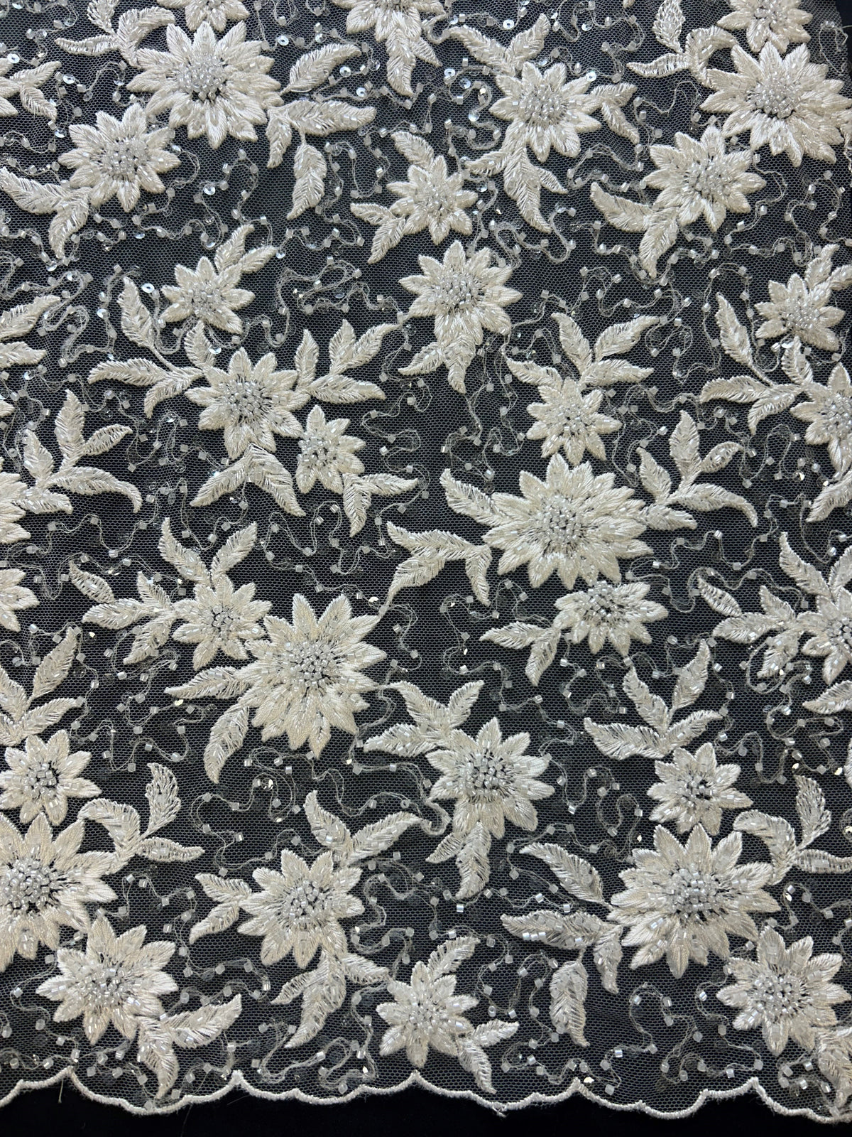 Elfenbeinfarbene Blumenspitze mit Perlen - Irke