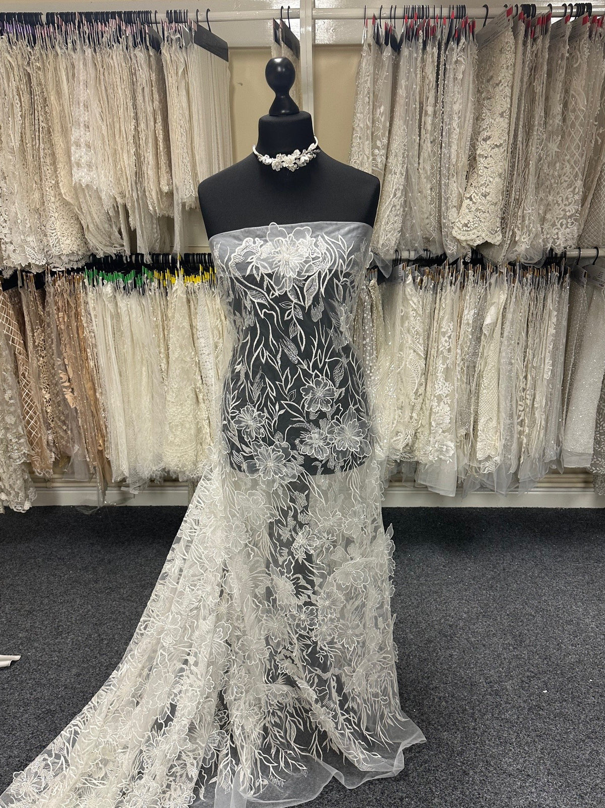 Elfenbeinfarbene 3D-Spitze – Saga