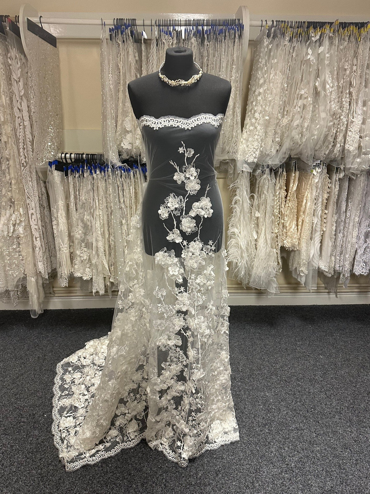 Elfenbeinfarbene bestickte Spitze – Alijah