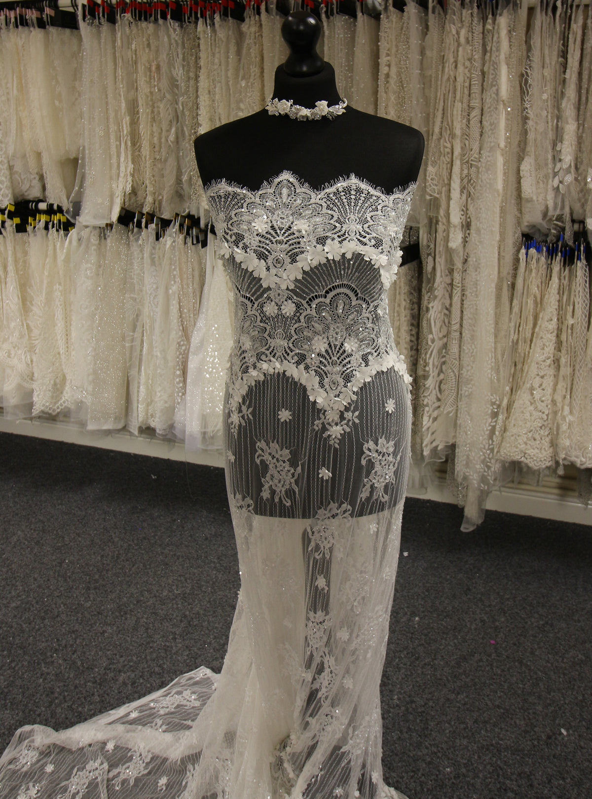 Elfenbeinfarbene Raschelspitze mit handbestickten Perlen - Cheryldene