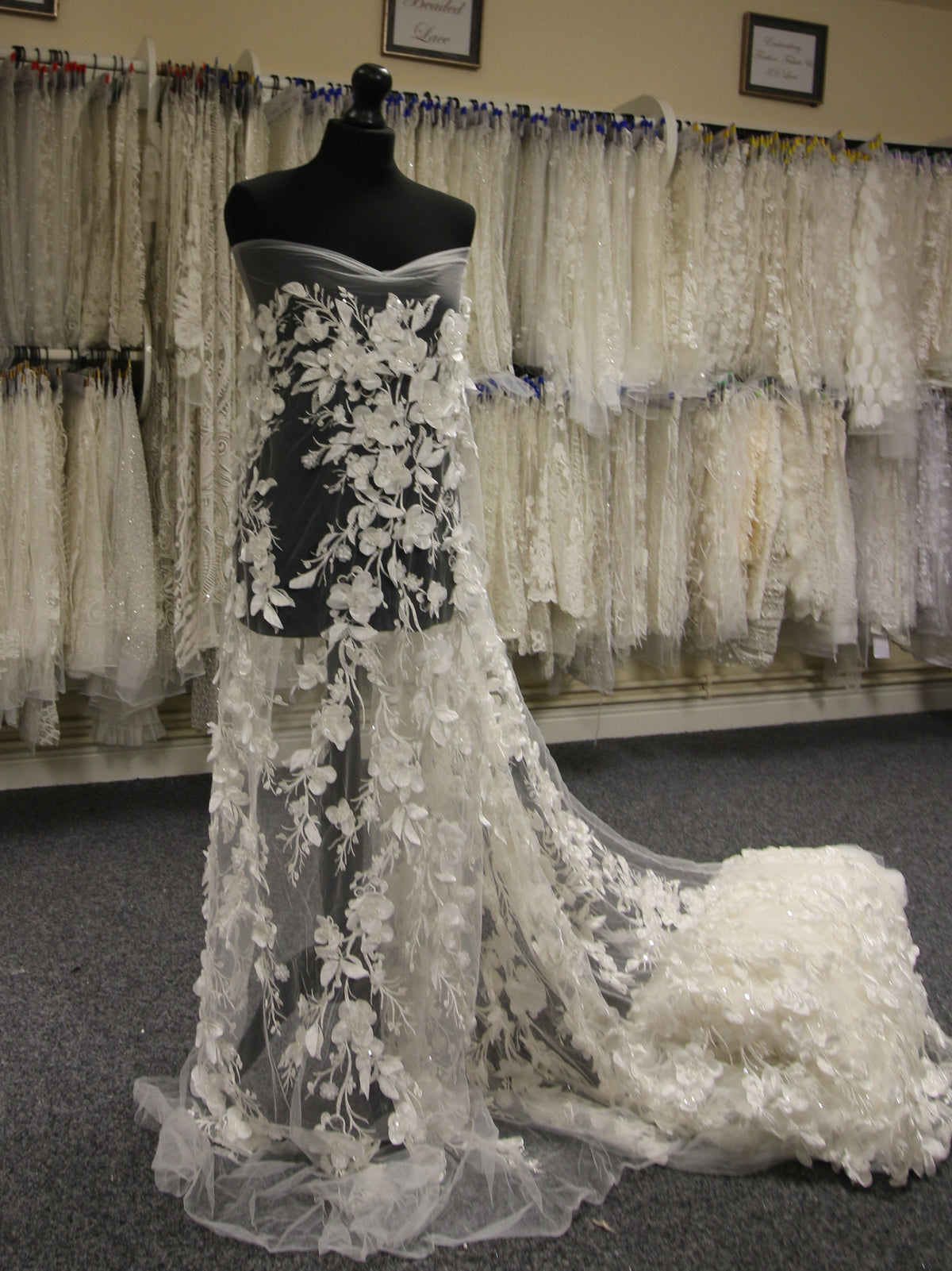 Elfenbeinfarbene 3D-Spitze mit Perlen – Daranka