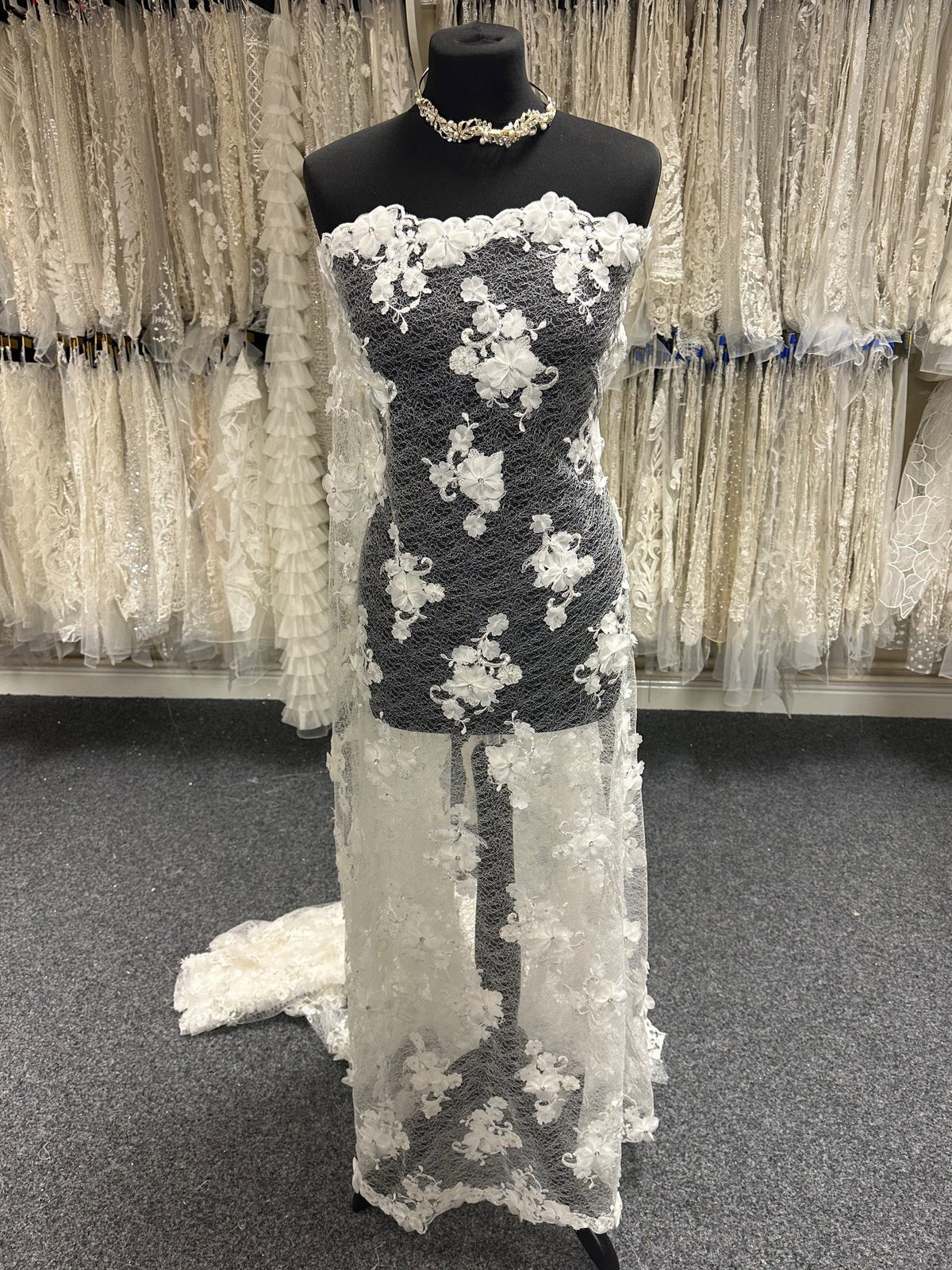 Elfenbeinfarbene, perlenbesetzte Blumenspitze – Deborah