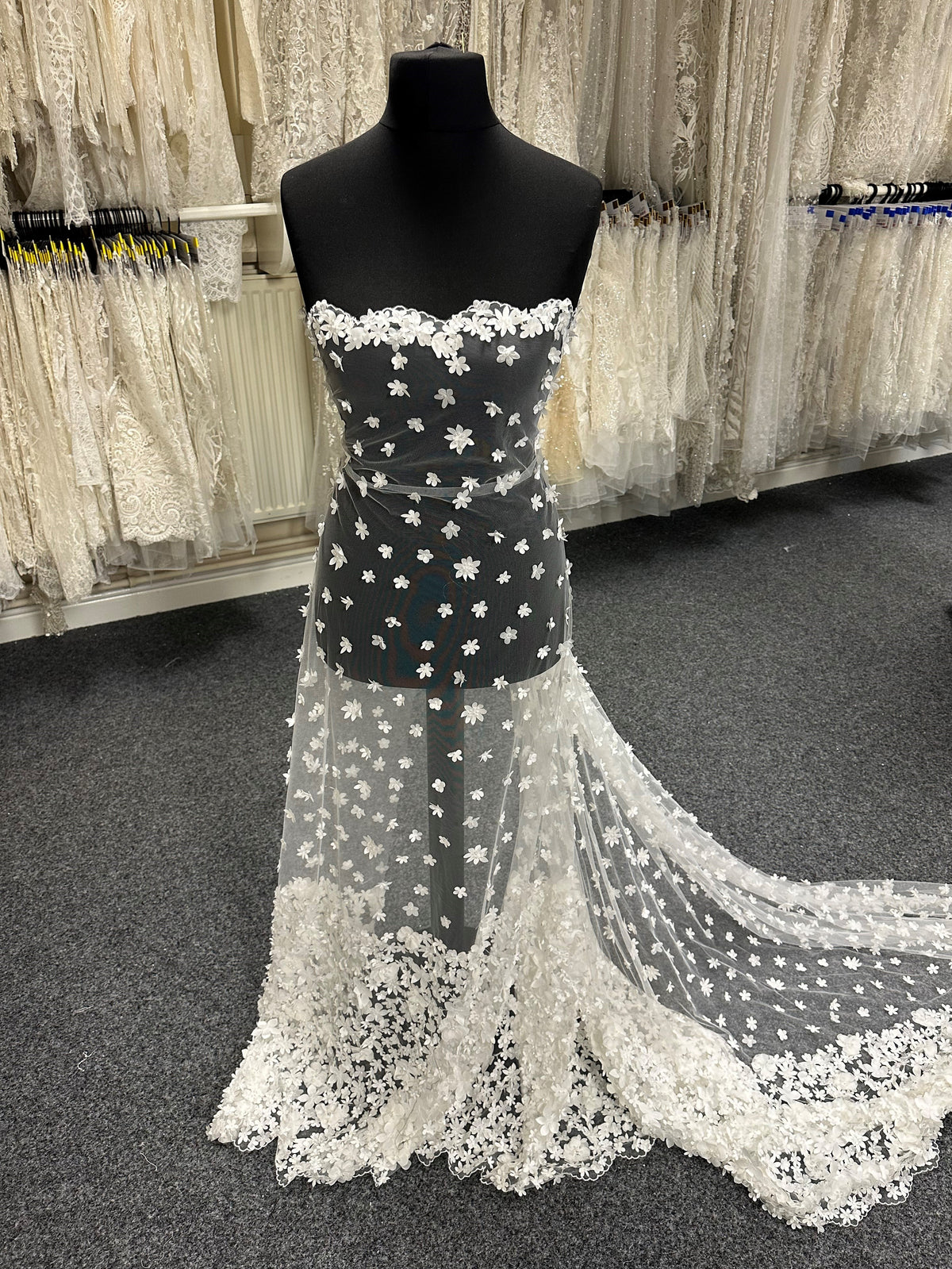 Elfenbeinfarbene, perlenbesetzte Blumenspitze – Kesia