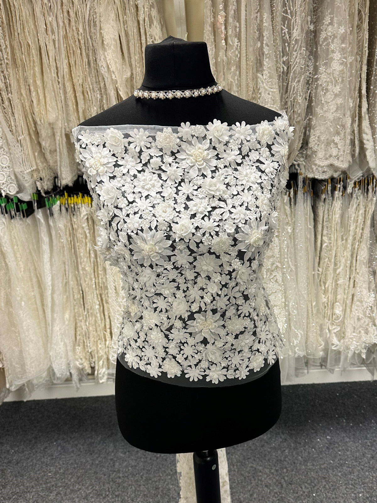 Elfenbeinfarbene Blumenspitze – Mackenna