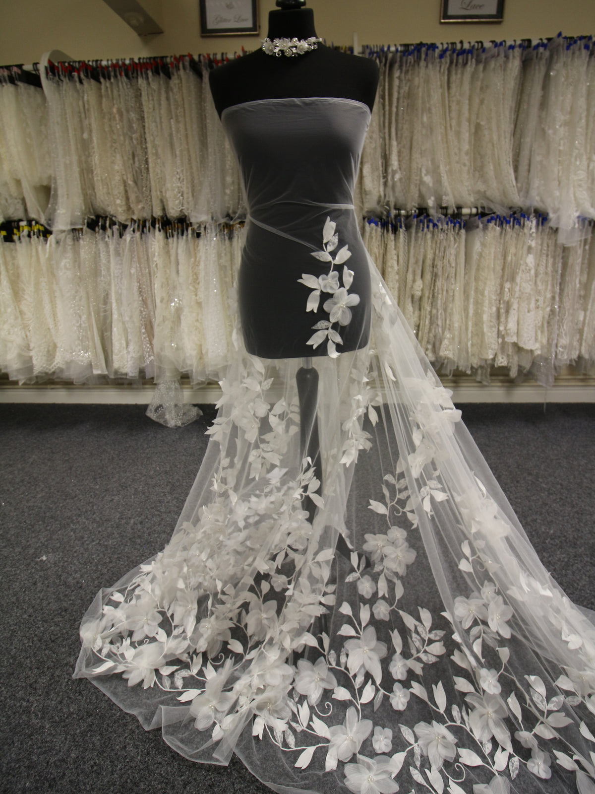 Elfenbeinfarbene 3D-Spitze – Bogenschütze