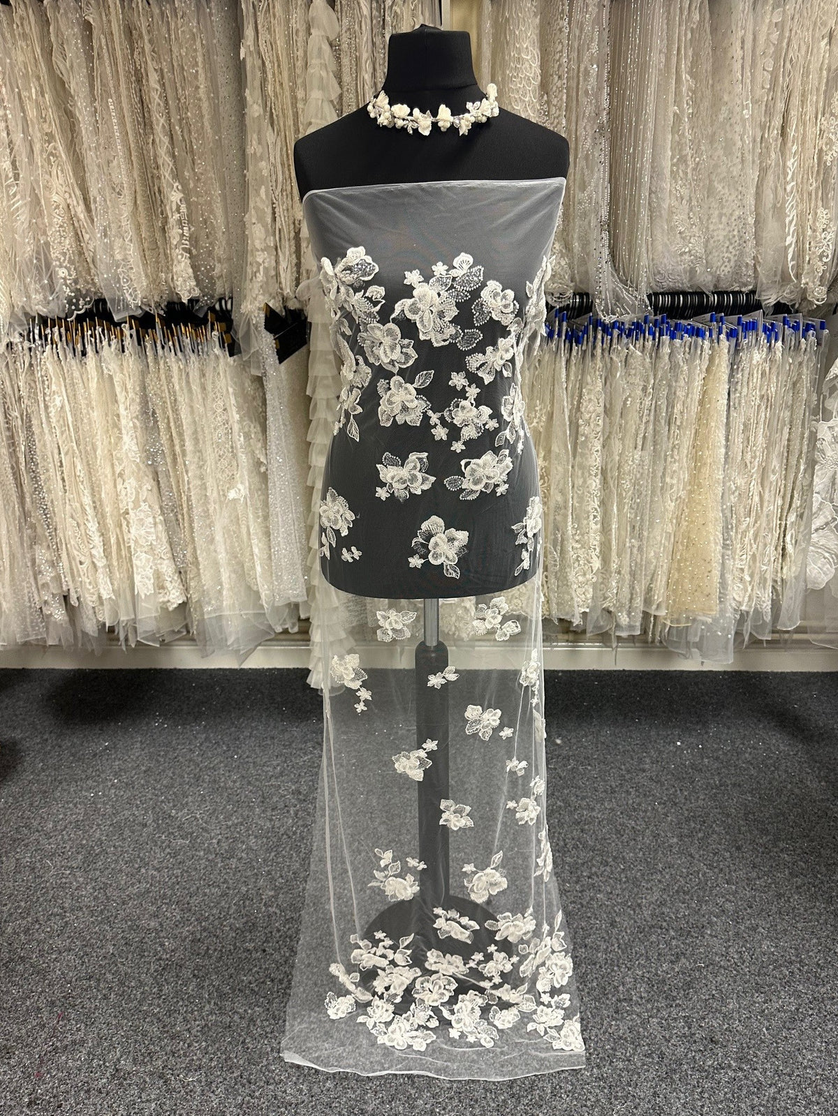 Elfenbeinfarbene 3D-Spitze mit Perlen – Linda