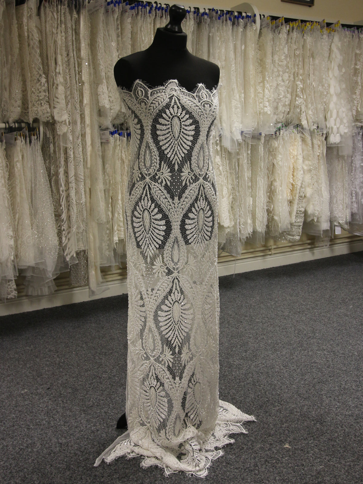 Elfenbeinfarbene Raschelspitze mit Perlen – Delia