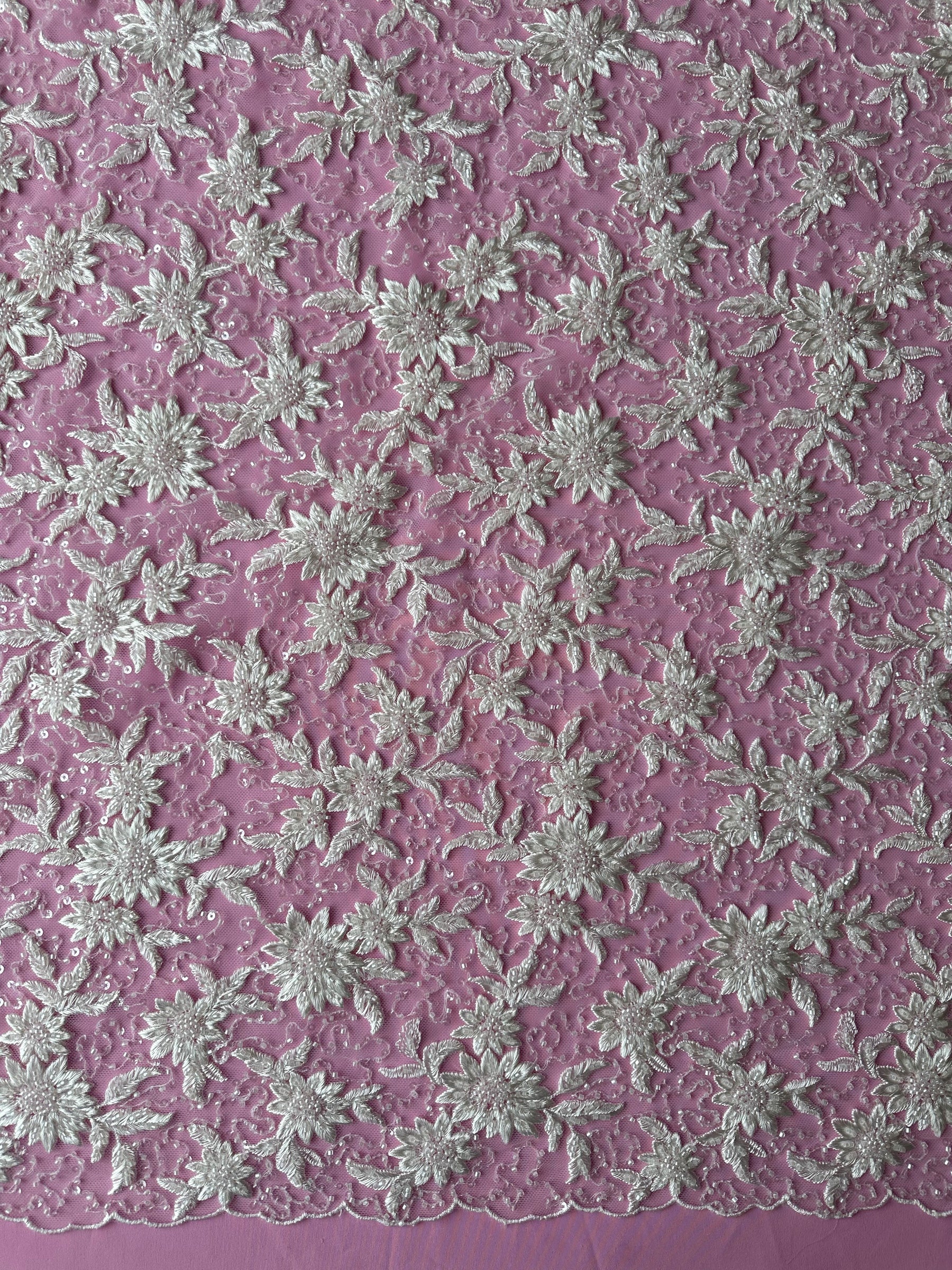 Elfenbeinfarbene Blumenspitze mit Perlen - Irke