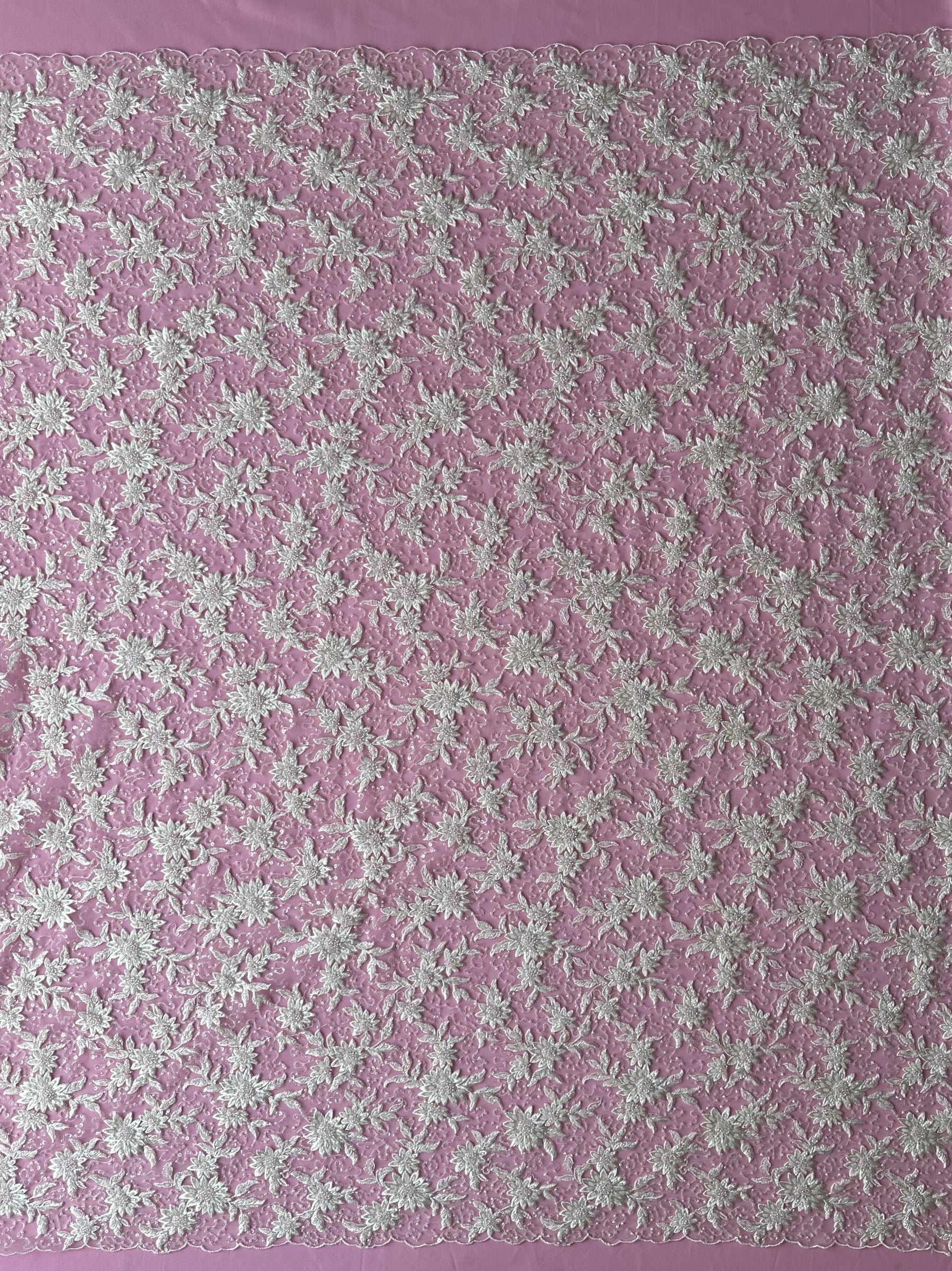 Elfenbeinfarbene Blumenspitze mit Perlen - Irke