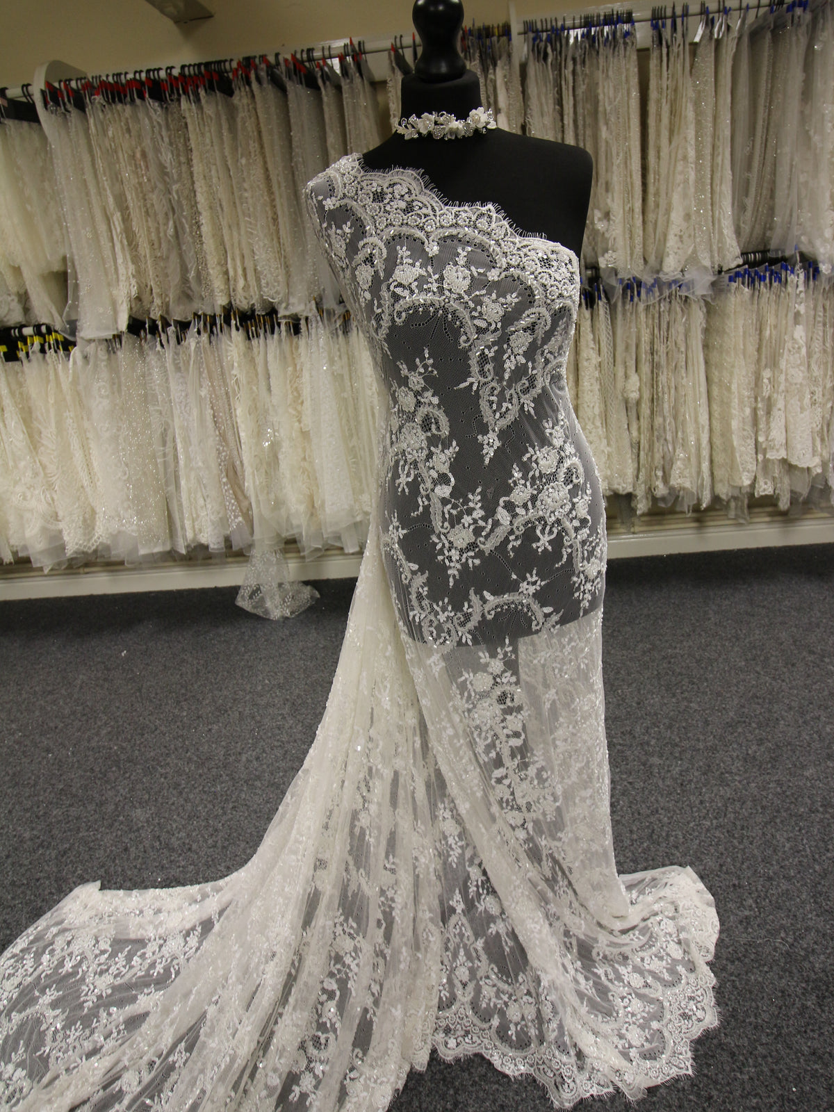 Elfenbeinfarbene, handbesetzte Spitze – Sandra