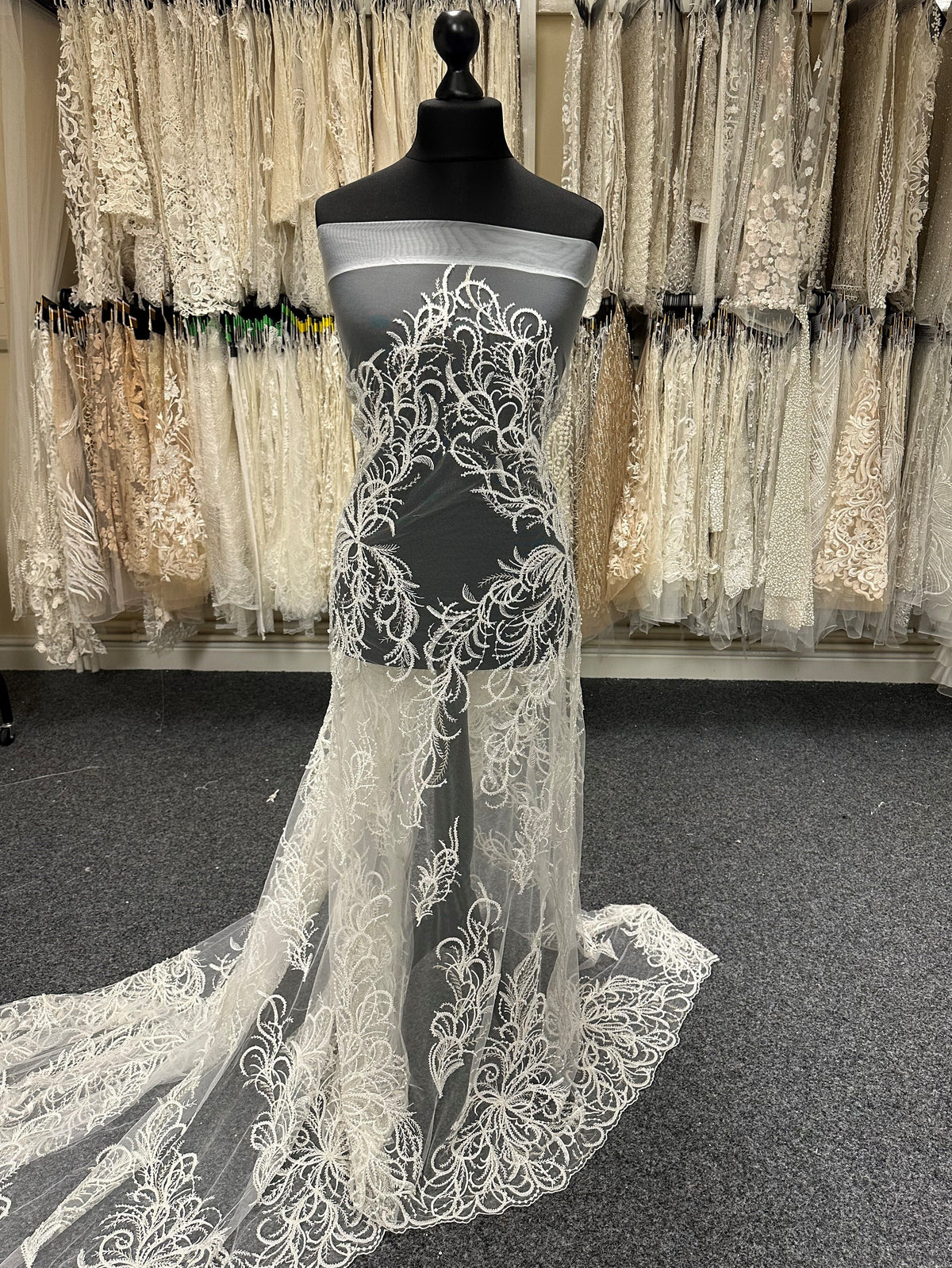 Elfenbeinfarbene Perlenspitze – Zanobia