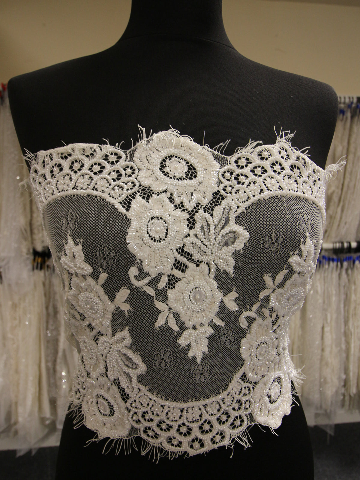 Elfenbeinfarbener Spitzenbesatz mit Perlen - Henna