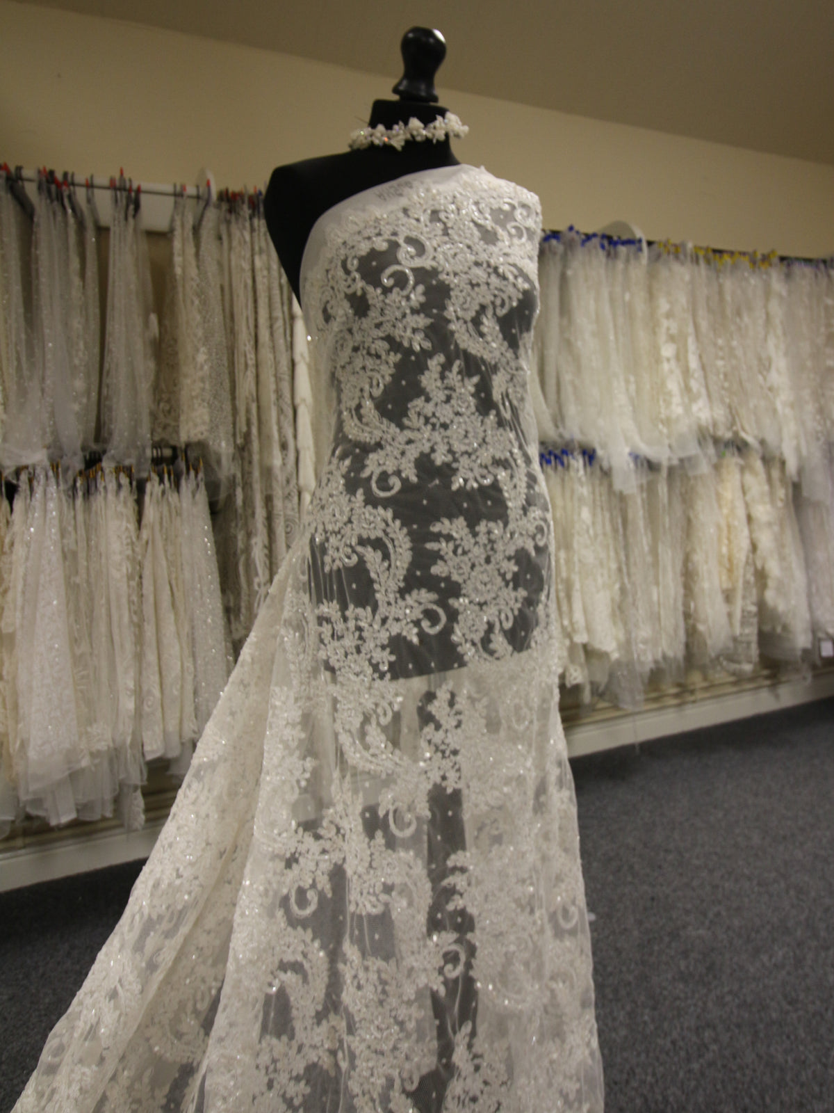 Elfenbeinfarbene Perlen- und Kordelspitze – Bobbi