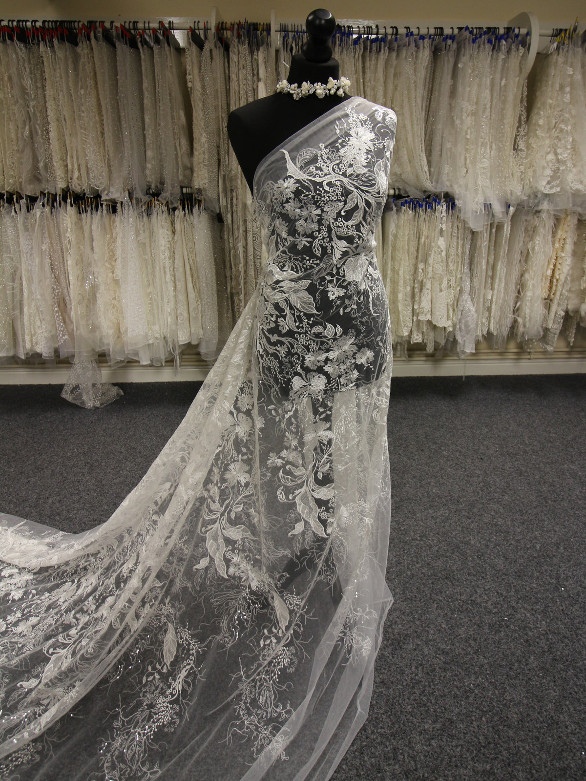 Elfenbeinfarbene bestickte Spitze – Abeni